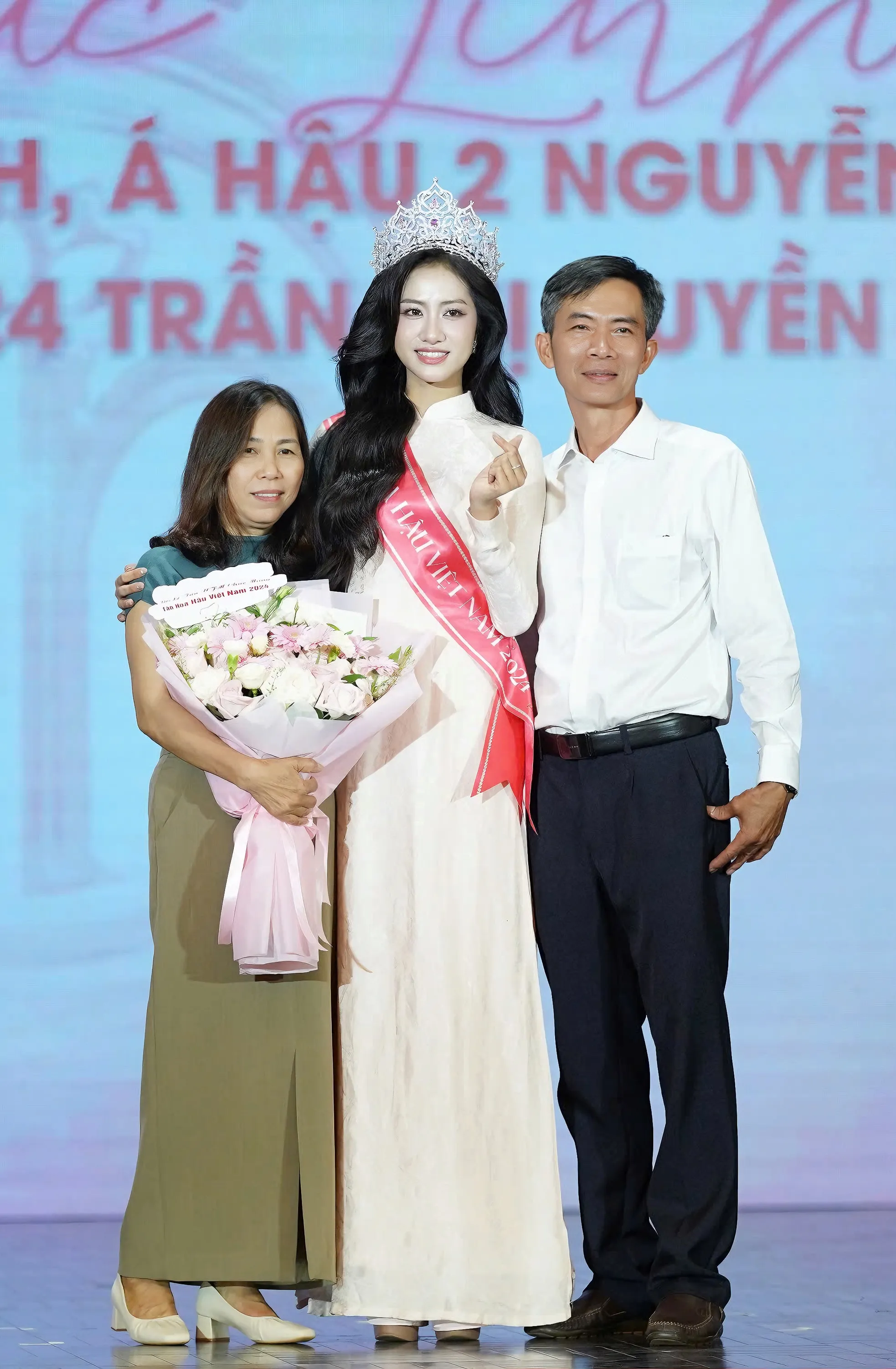 Hoa hậu Hà Trúc Linh gặp lại bố mẹ ảnh 9