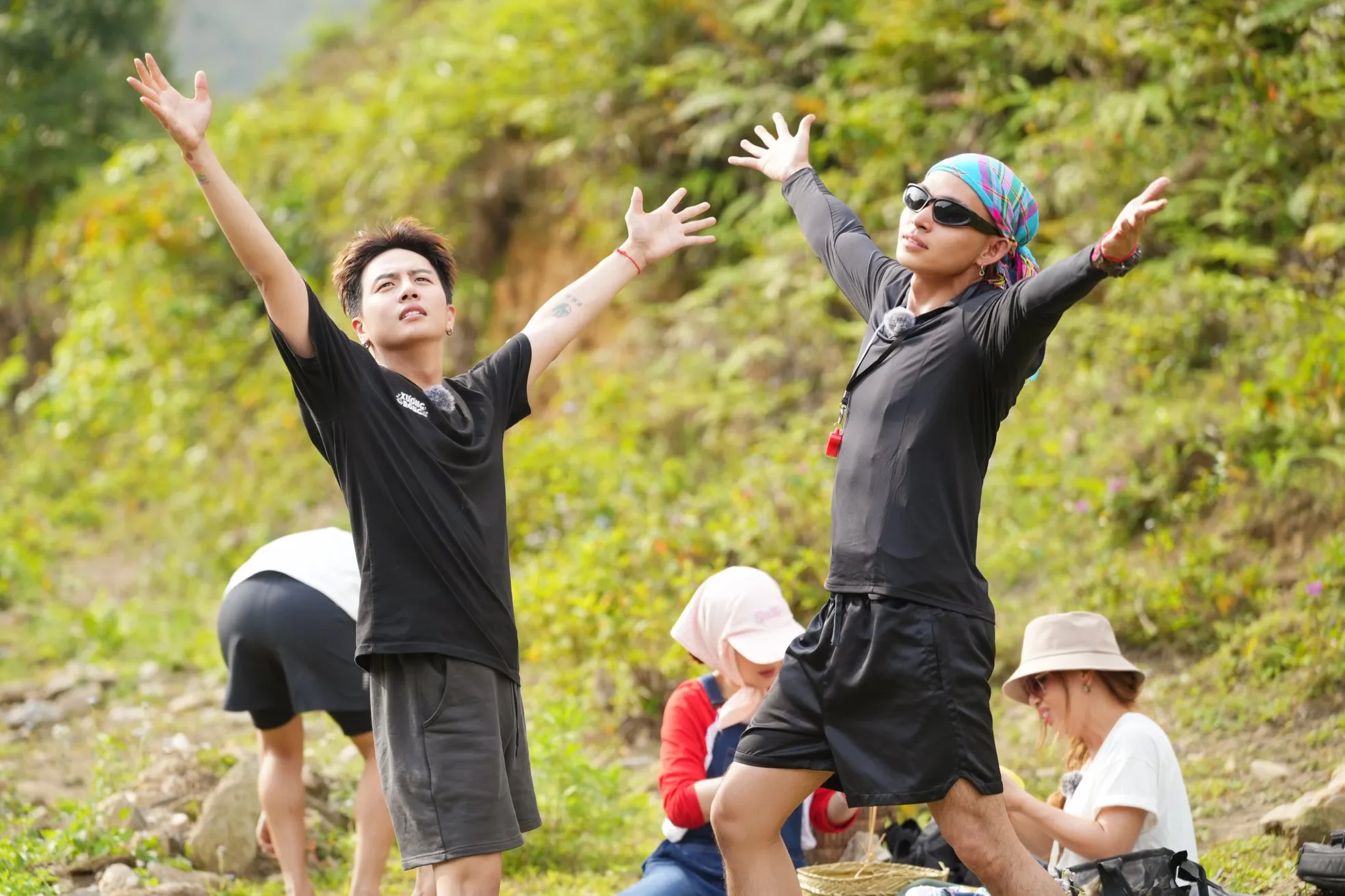 2 nghệ sĩ phải đính chính ảnh 1