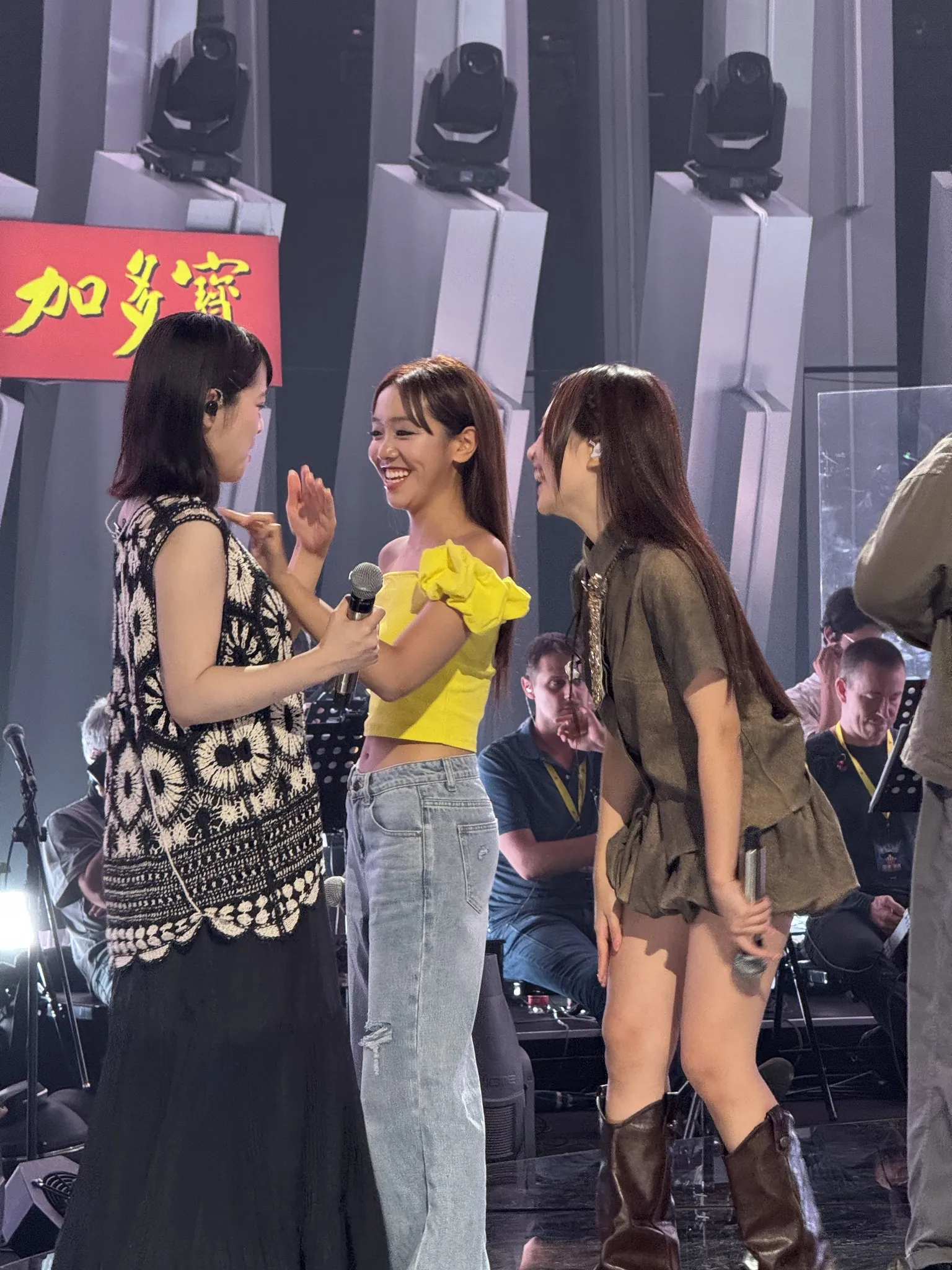 Ai cản đường Phương Mỹ Chi? - Ảnh 7. Ai cản đường Phương Mỹ Chi? - Ảnh 7.