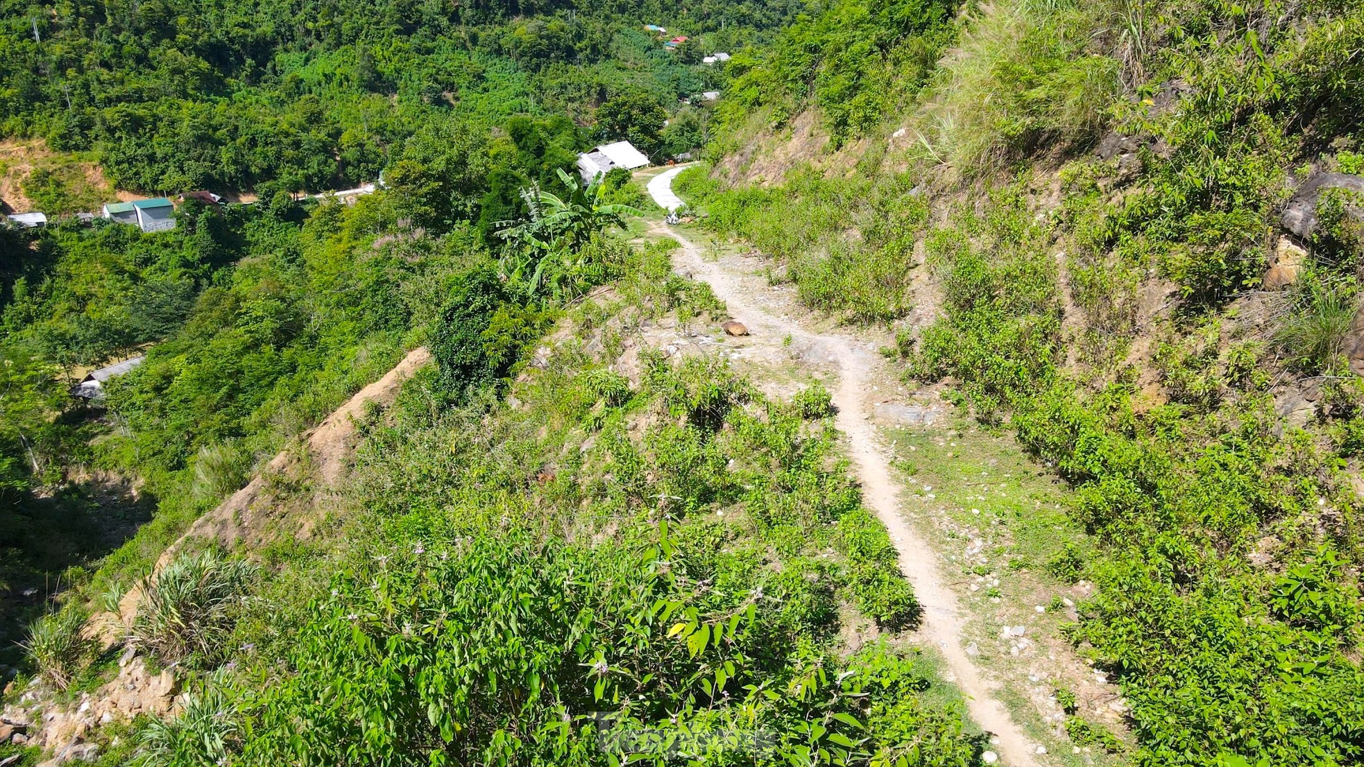 Đường trăm tỉ đầu tư dở dang, dân phải 'bỏ' đường bộ để đi thuyền ảnh 12