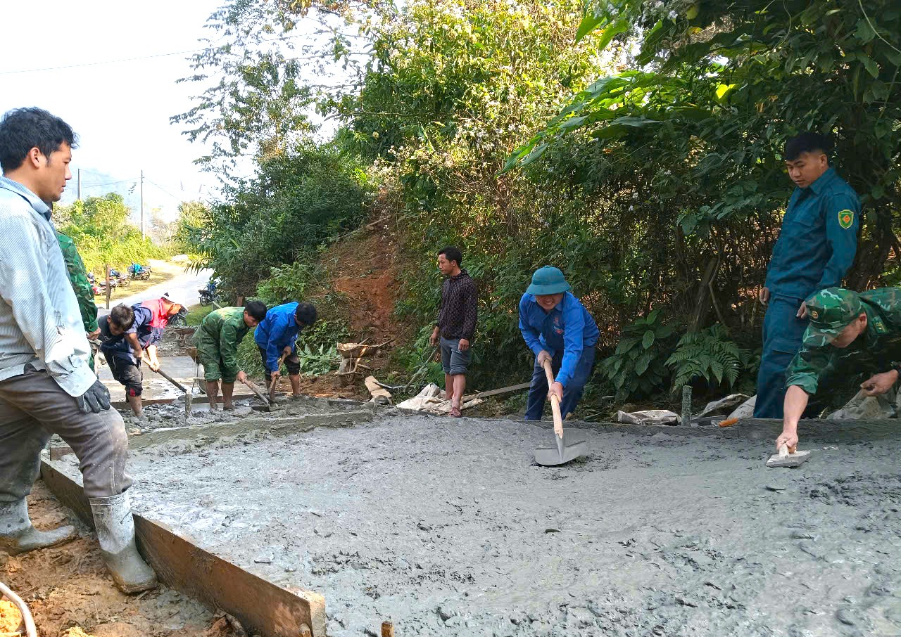 Thanh niên đổ bê tông làm đường cho người dân bản ảnh 7