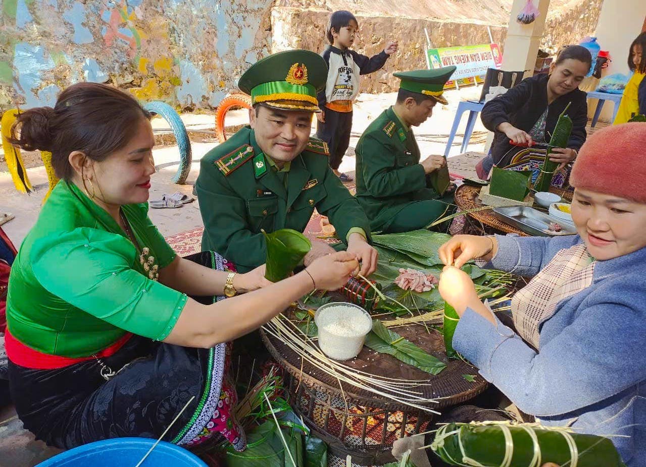 Học sinh háo hức trải nghiệm gói bánh chưng Tết cổ truyền ảnh 17