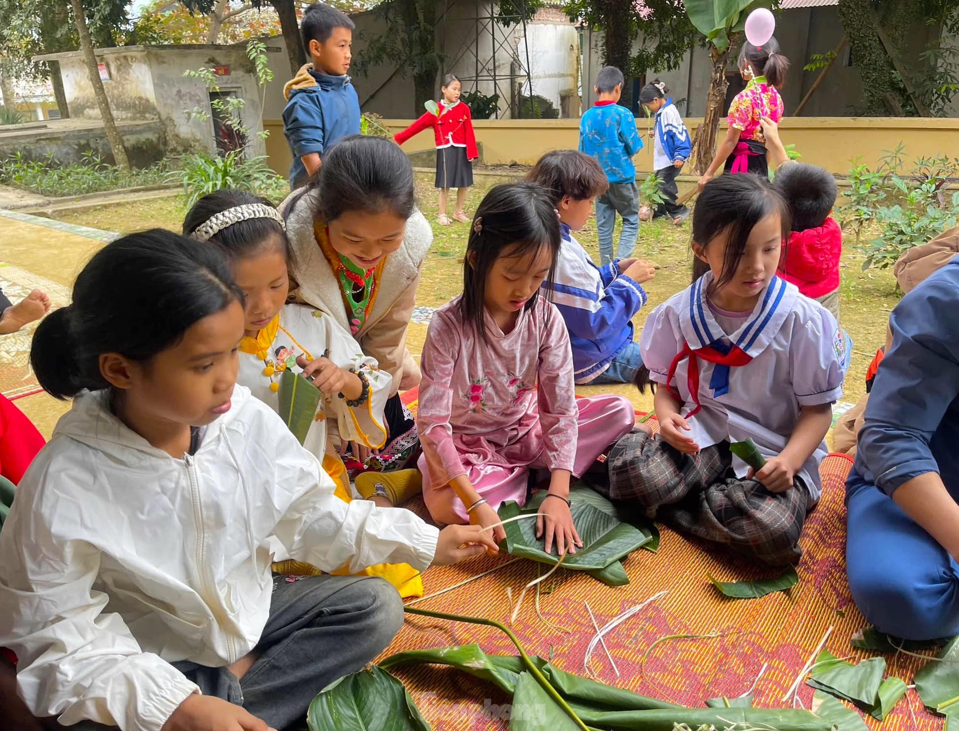 Học sinh háo hức trải nghiệm gói bánh chưng Tết cổ truyền ảnh 6