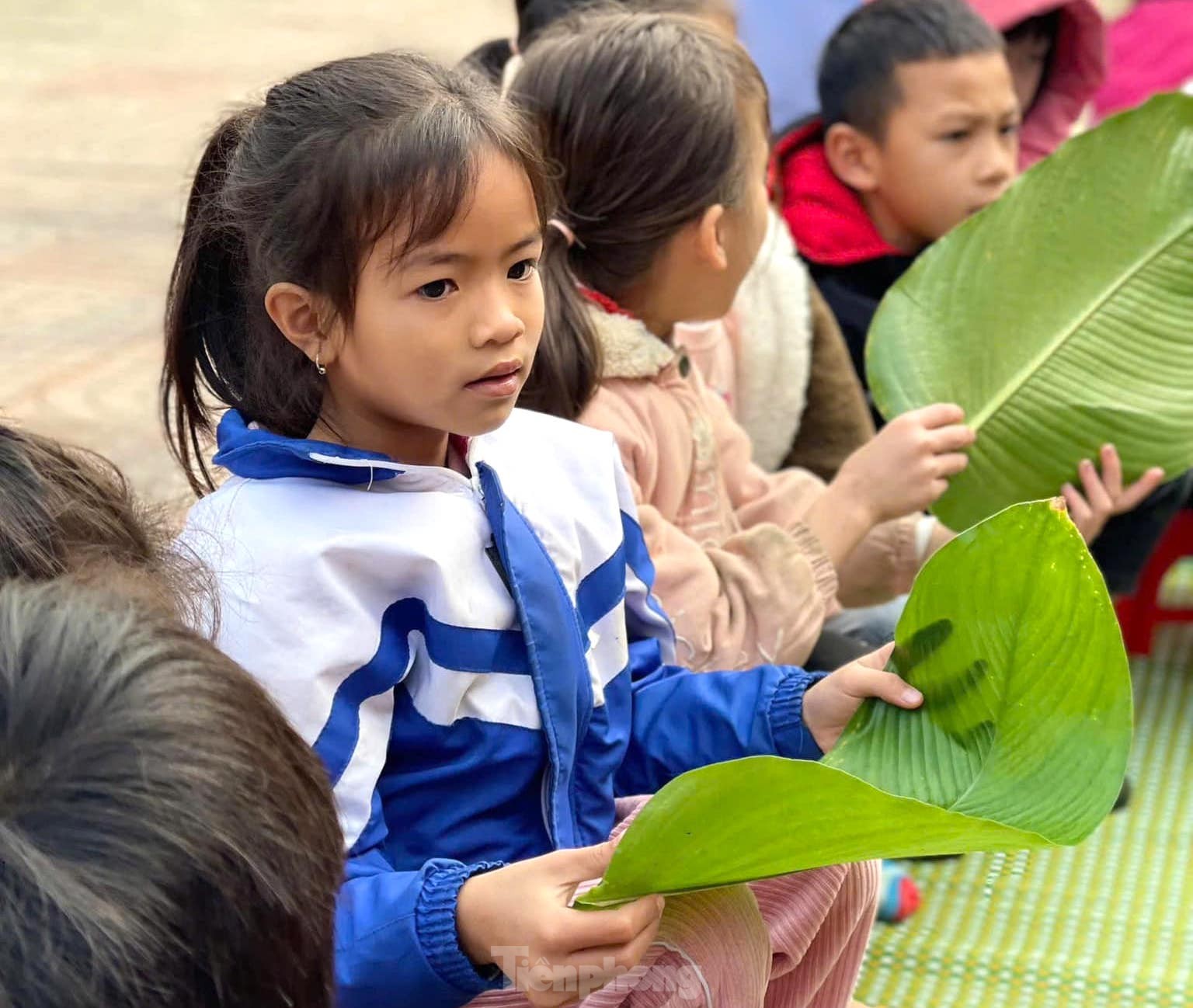 Học sinh háo hức trải nghiệm gói bánh chưng Tết cổ truyền ảnh 5