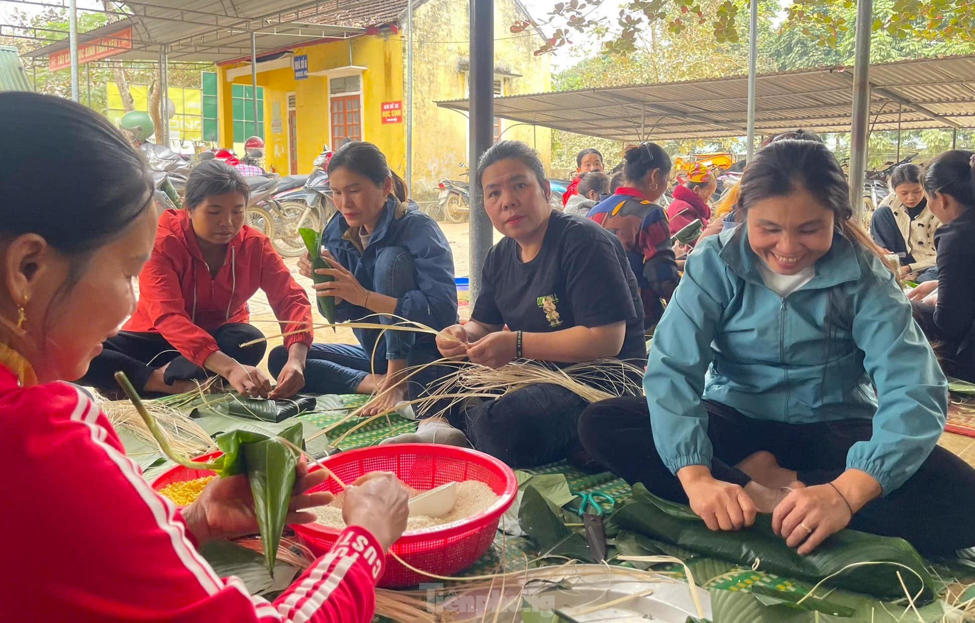 Học sinh háo hức trải nghiệm gói bánh chưng Tết cổ truyền ảnh 8