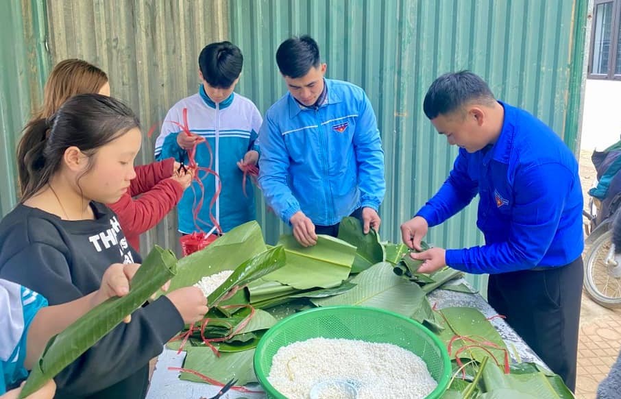 Học sinh háo hức trải nghiệm gói bánh chưng Tết cổ truyền ảnh 14