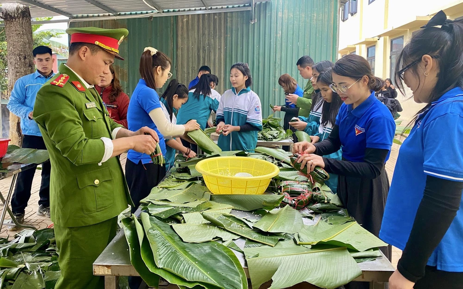 Học sinh háo hức trải nghiệm gói bánh chưng Tết cổ truyền ảnh 13