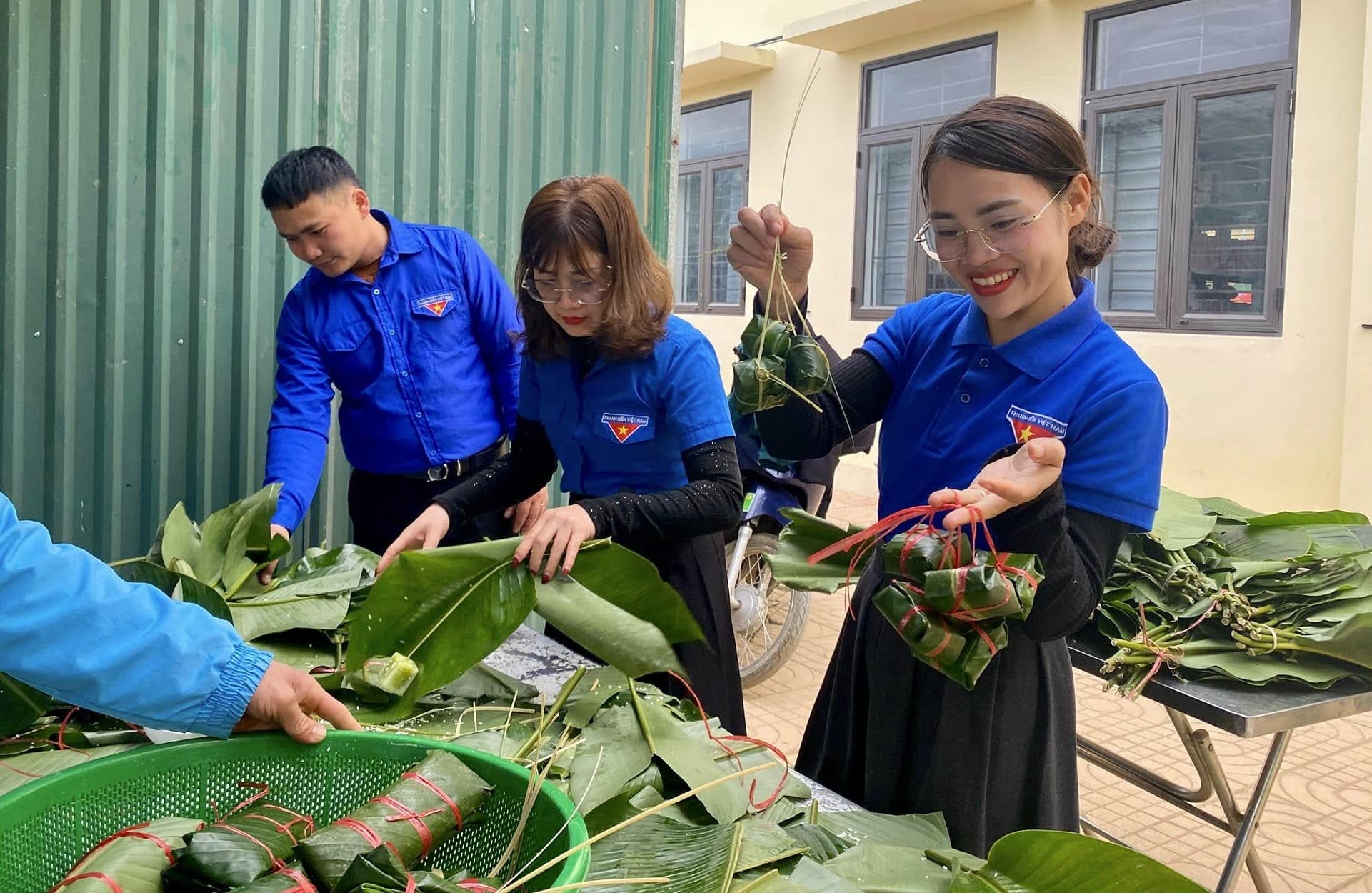 Học sinh háo hức trải nghiệm gói bánh chưng Tết cổ truyền ảnh 16