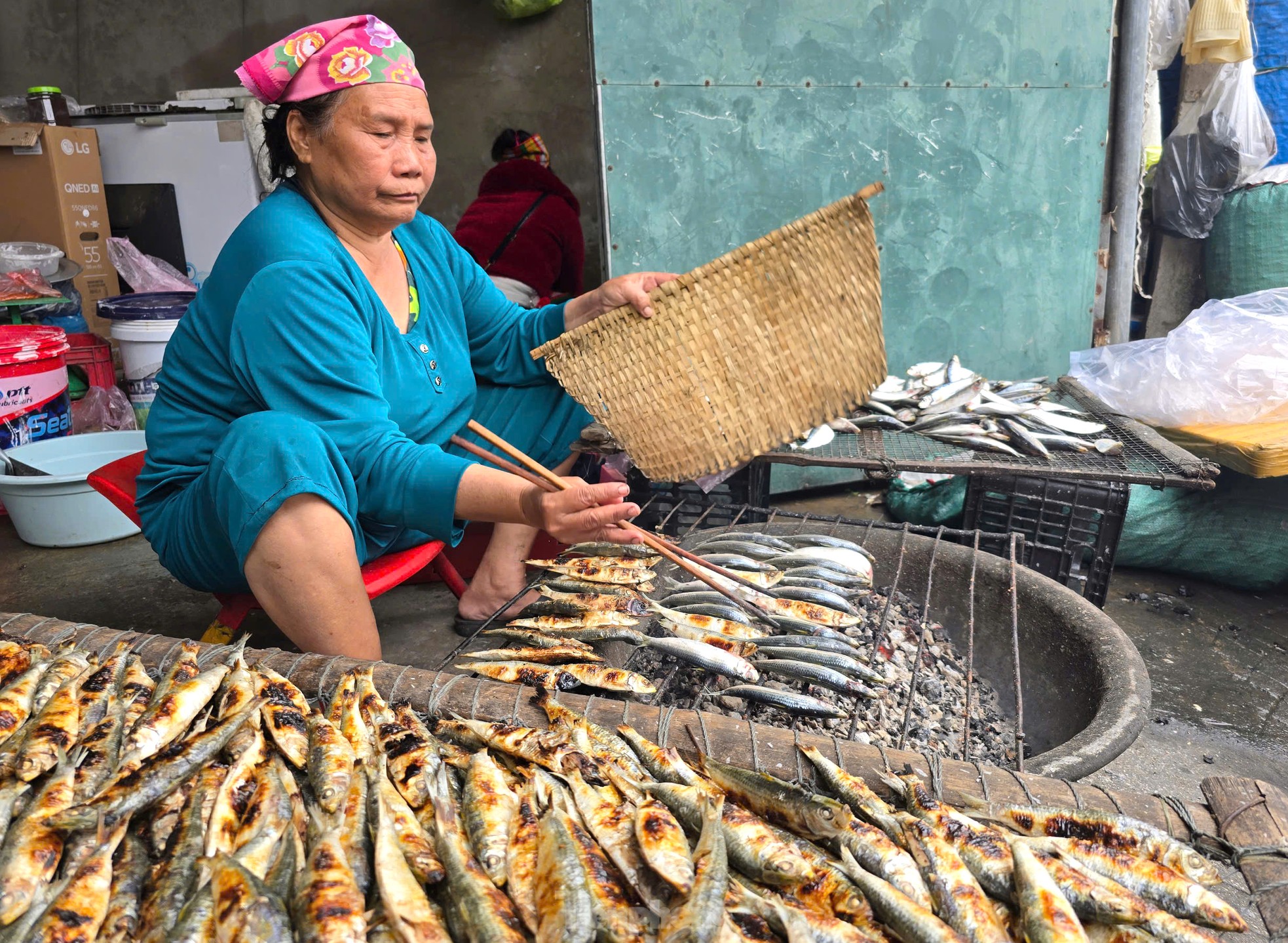 Nướng cá đặc sản không ngơi tay, nhiều người 'hốt bạc' mỗi ngày ảnh 3