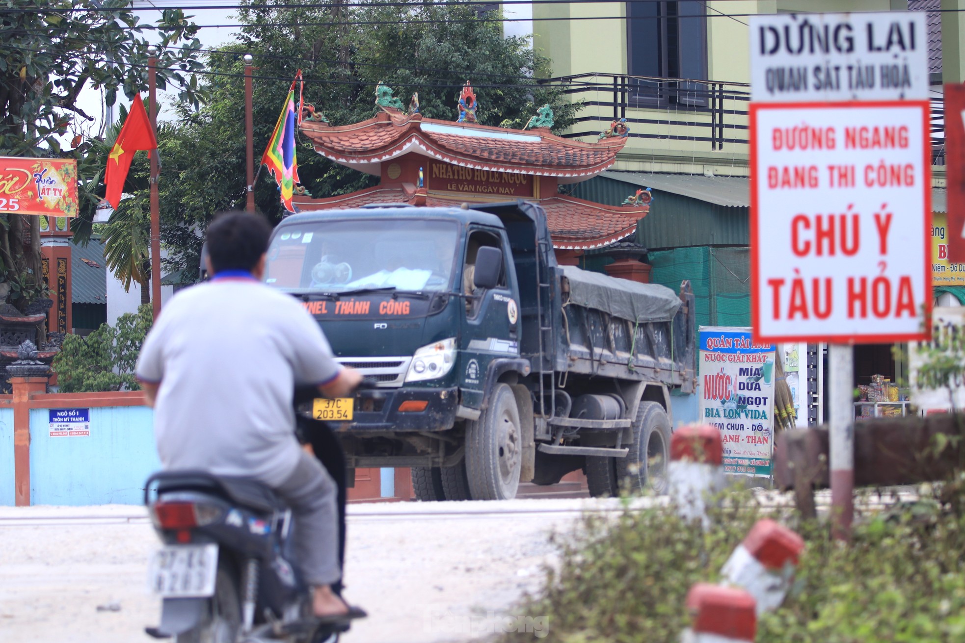 Nơm nớp lo sợ những lối đi dân sinh trên đường sắt Bắc Nam ảnh 7