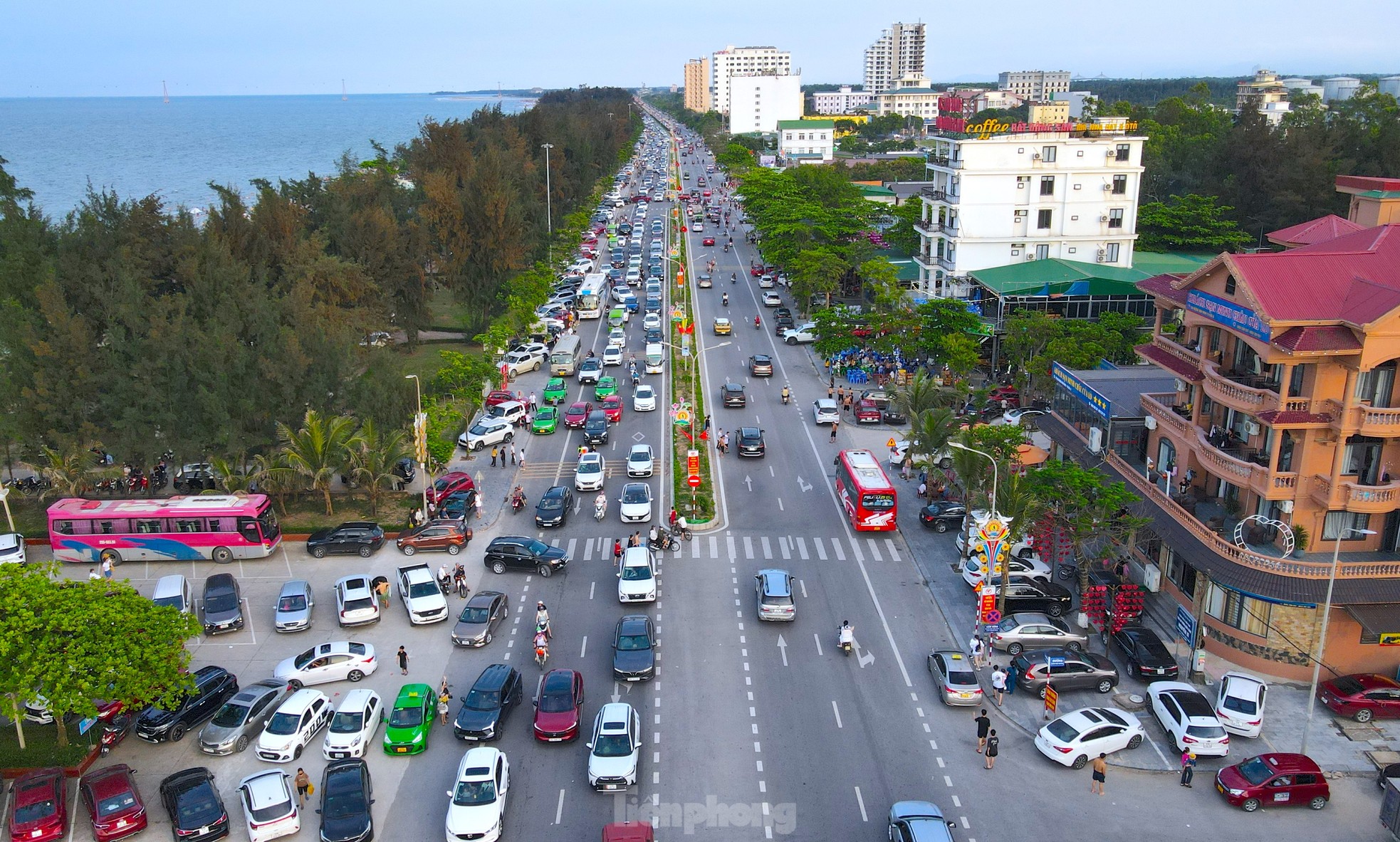 Chen chân tắm biển Cửa Lò ảnh 3