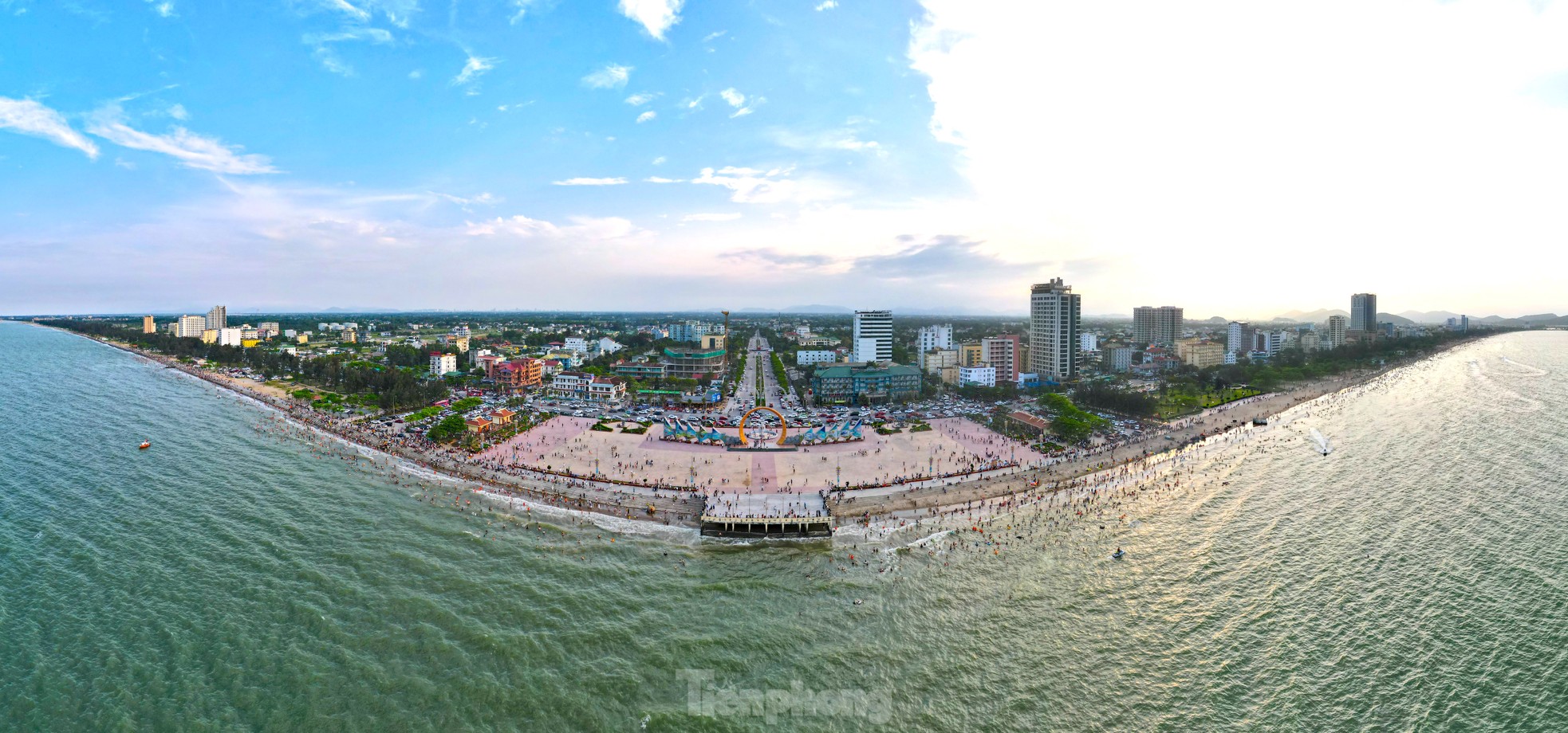 Chen chân tắm biển Cửa Lò ảnh 1