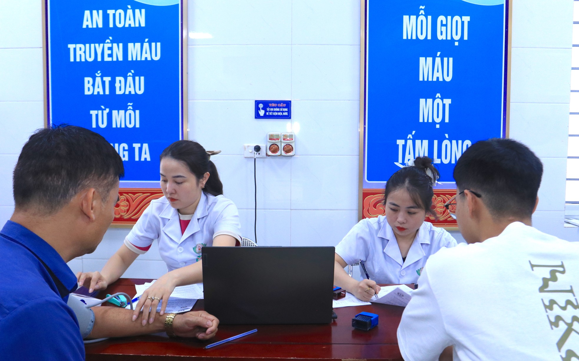 Thanh niên, người lao động xứ Nghệ 'trao giọt hồng - trao yêu thương' ảnh 6