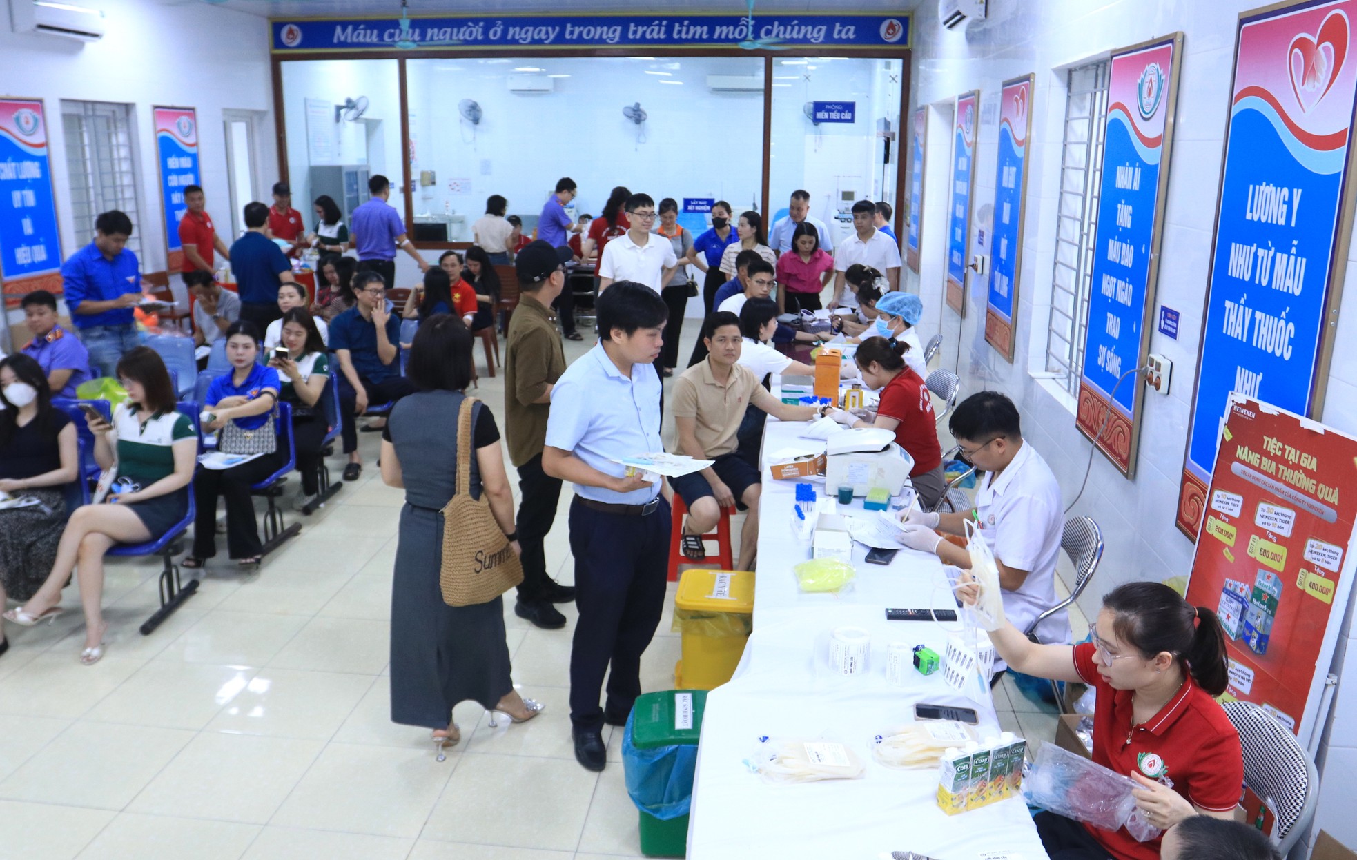Thanh niên, người lao động xứ Nghệ 'trao giọt hồng - trao yêu thương' ảnh 1