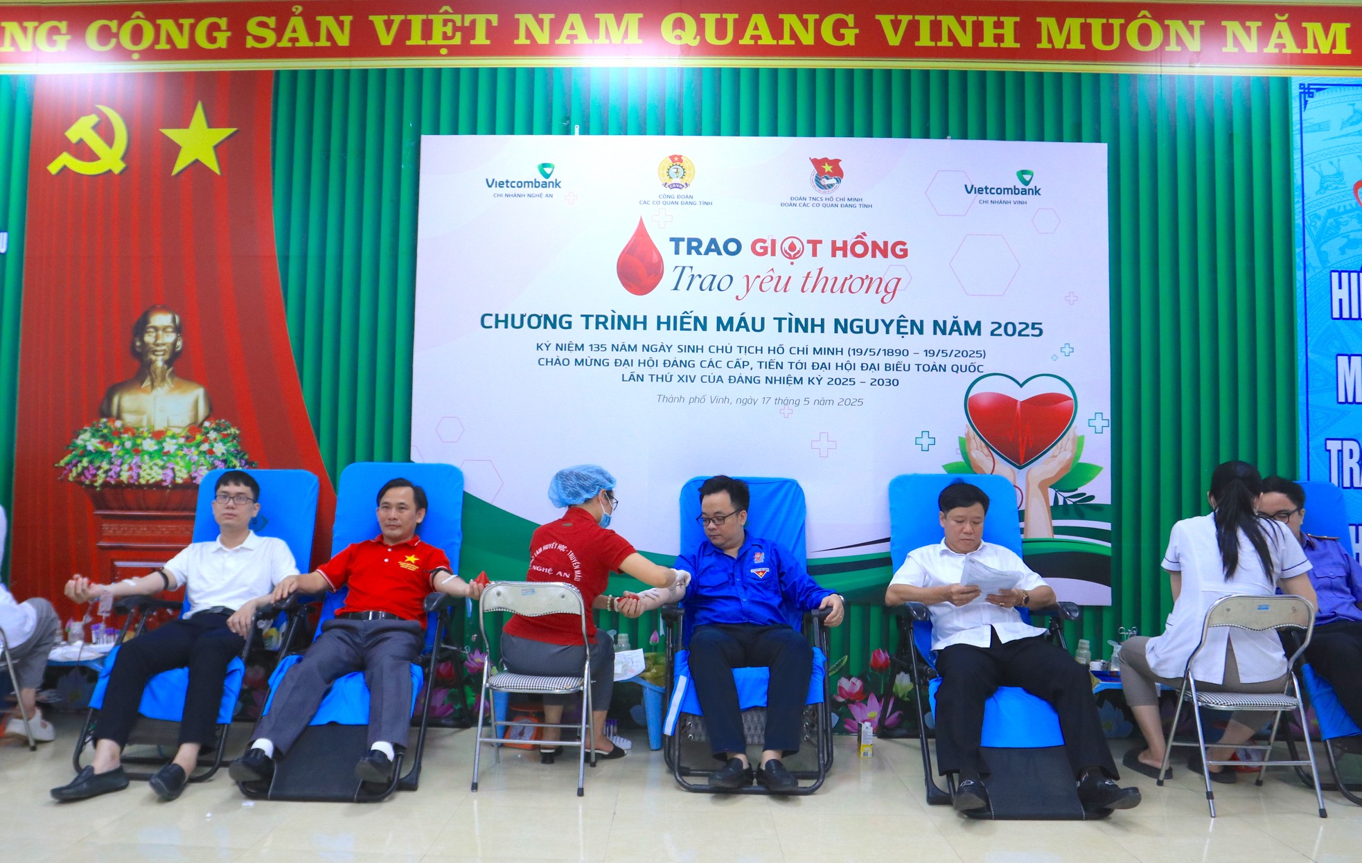 Thanh niên, người lao động xứ Nghệ 'trao giọt hồng - trao yêu thương' ảnh 15