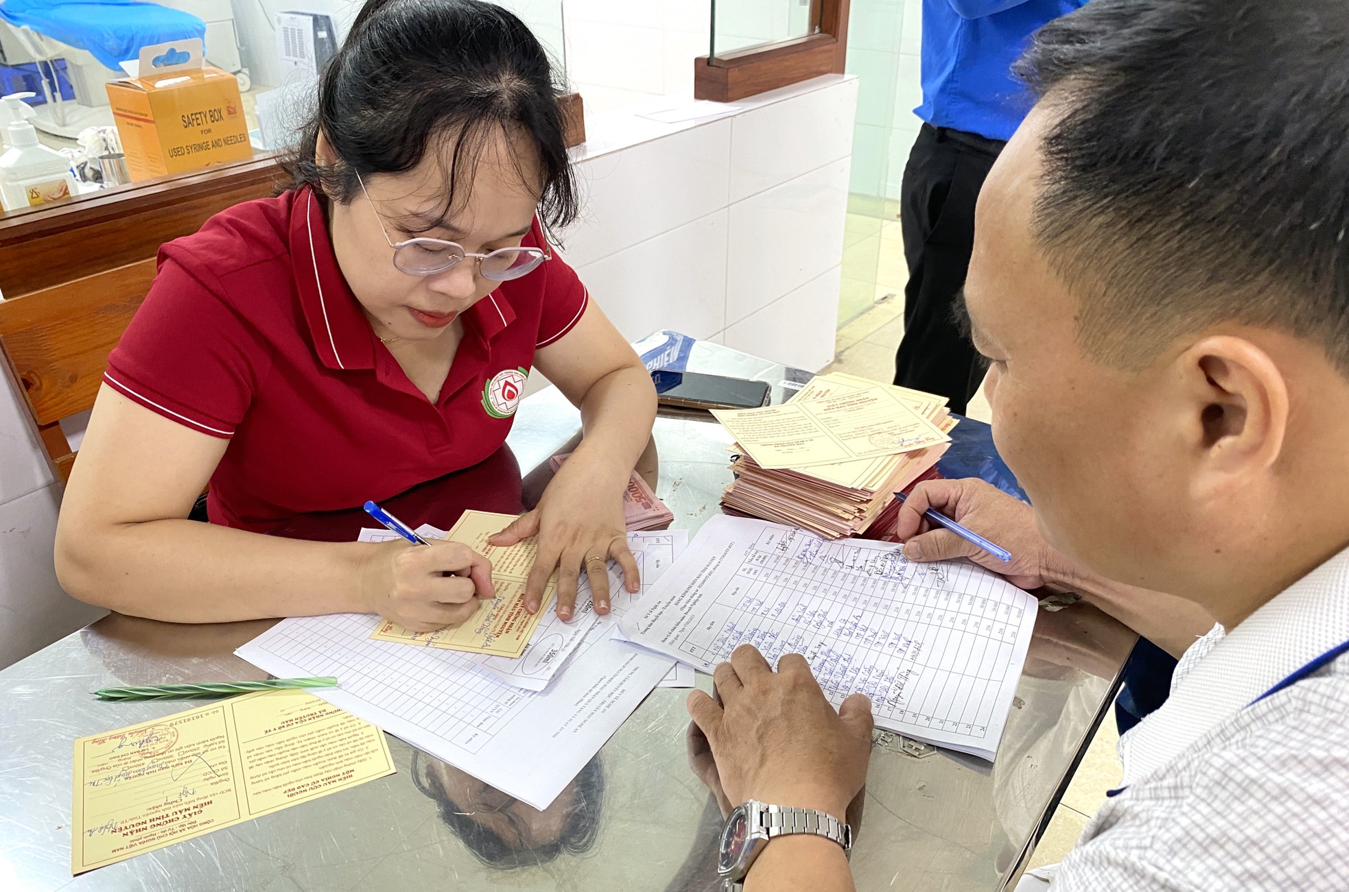 Thanh niên, người lao động xứ Nghệ 'trao giọt hồng - trao yêu thương' ảnh 12