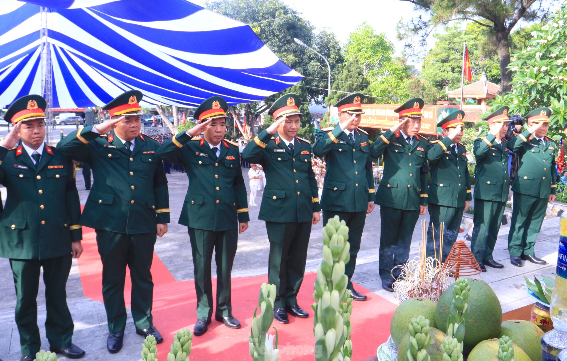 Trang trọng lễ an táng 76 liệt sĩ hy sinh ở Lào về với đất mẹ ảnh 9