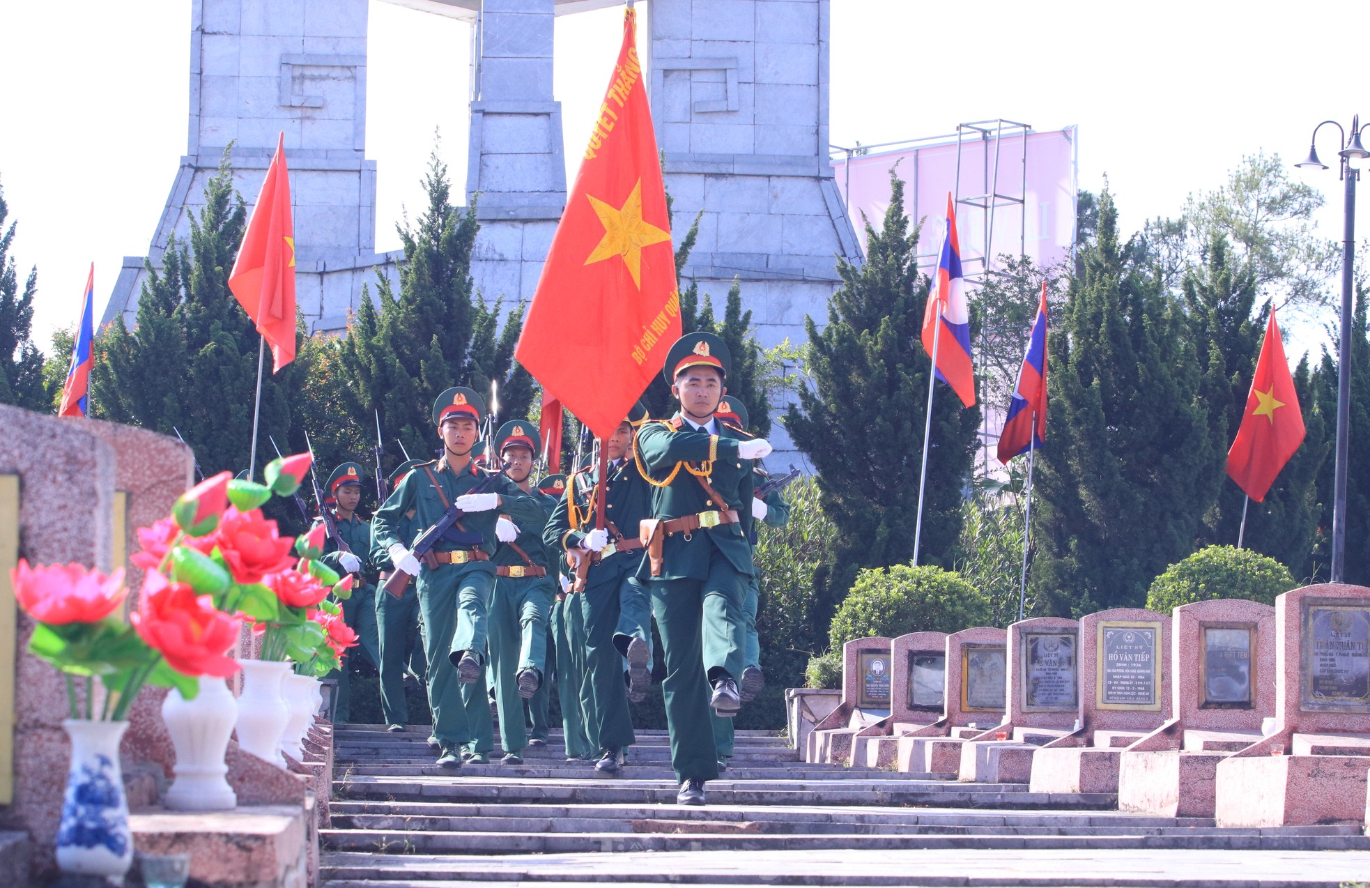 Trang trọng lễ an táng 76 liệt sĩ hy sinh ở Lào về với đất mẹ ảnh 7