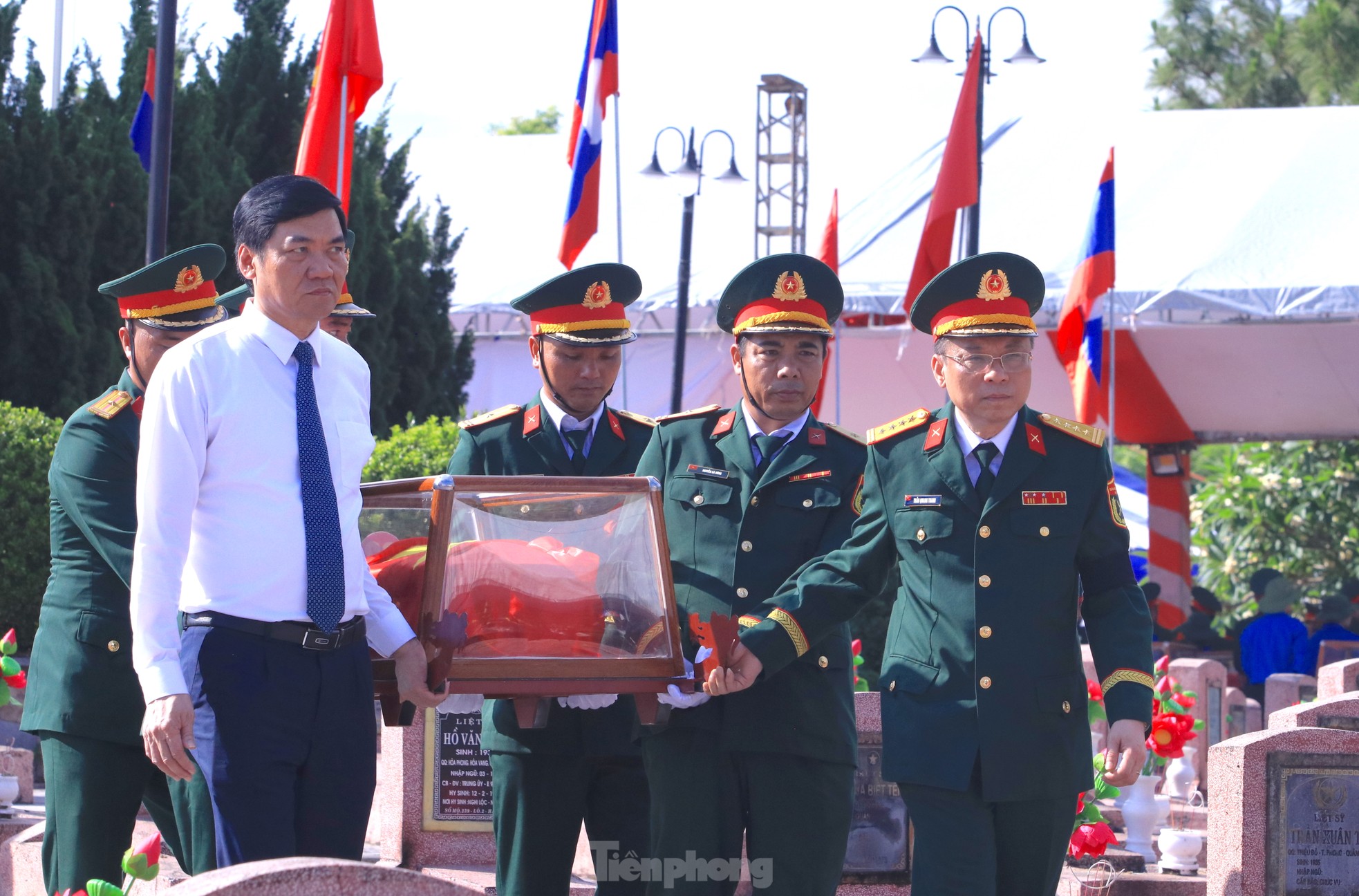 Trang trọng lễ an táng 76 liệt sĩ hy sinh ở Lào về với đất mẹ ảnh 13