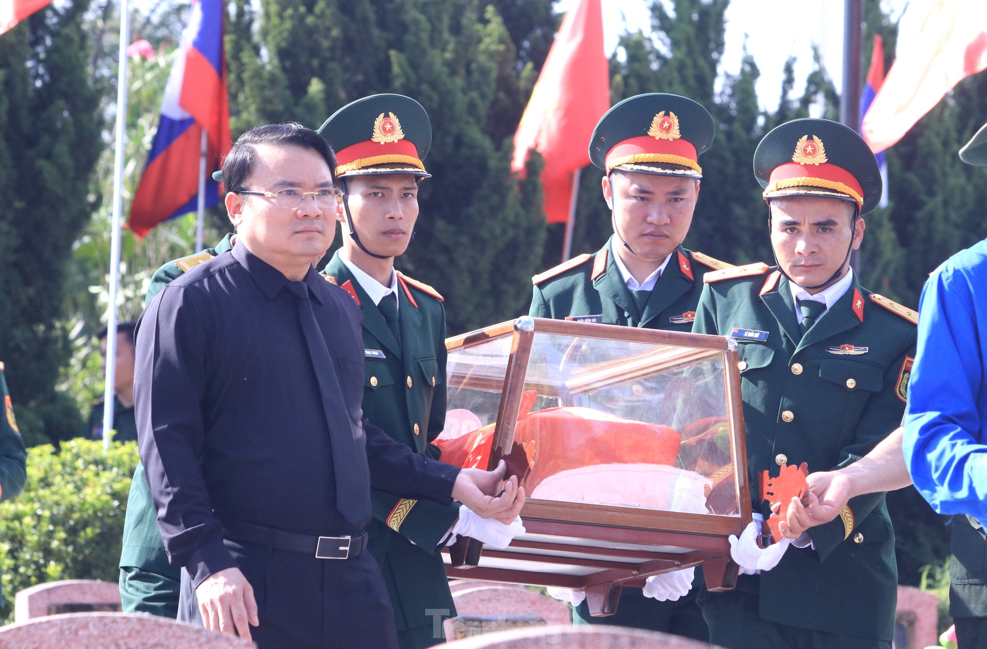 Trang trọng lễ an táng 76 liệt sĩ hy sinh ở Lào về với đất mẹ ảnh 14