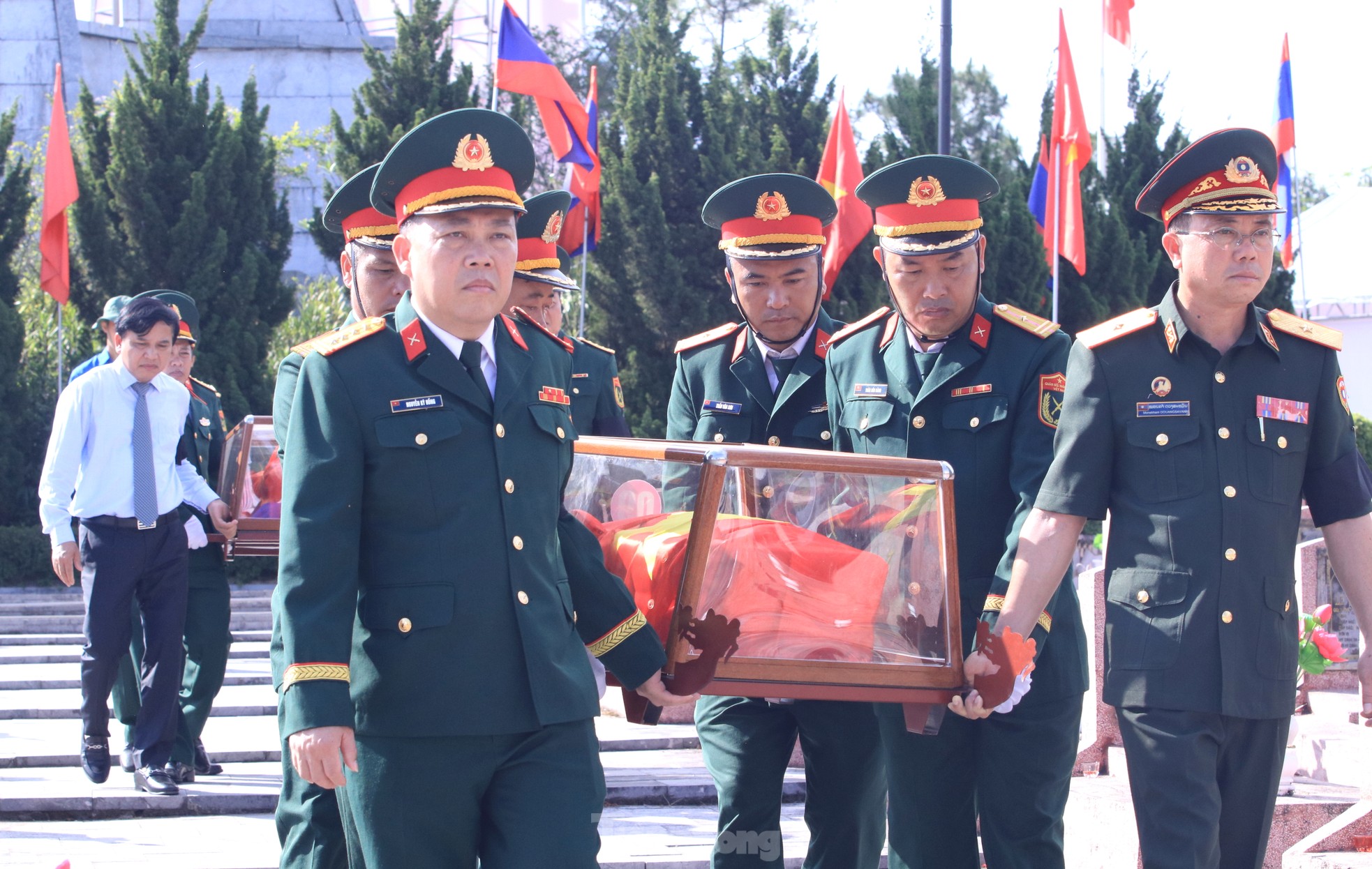 Trang trọng lễ an táng 76 liệt sĩ hy sinh ở Lào về với đất mẹ ảnh 15