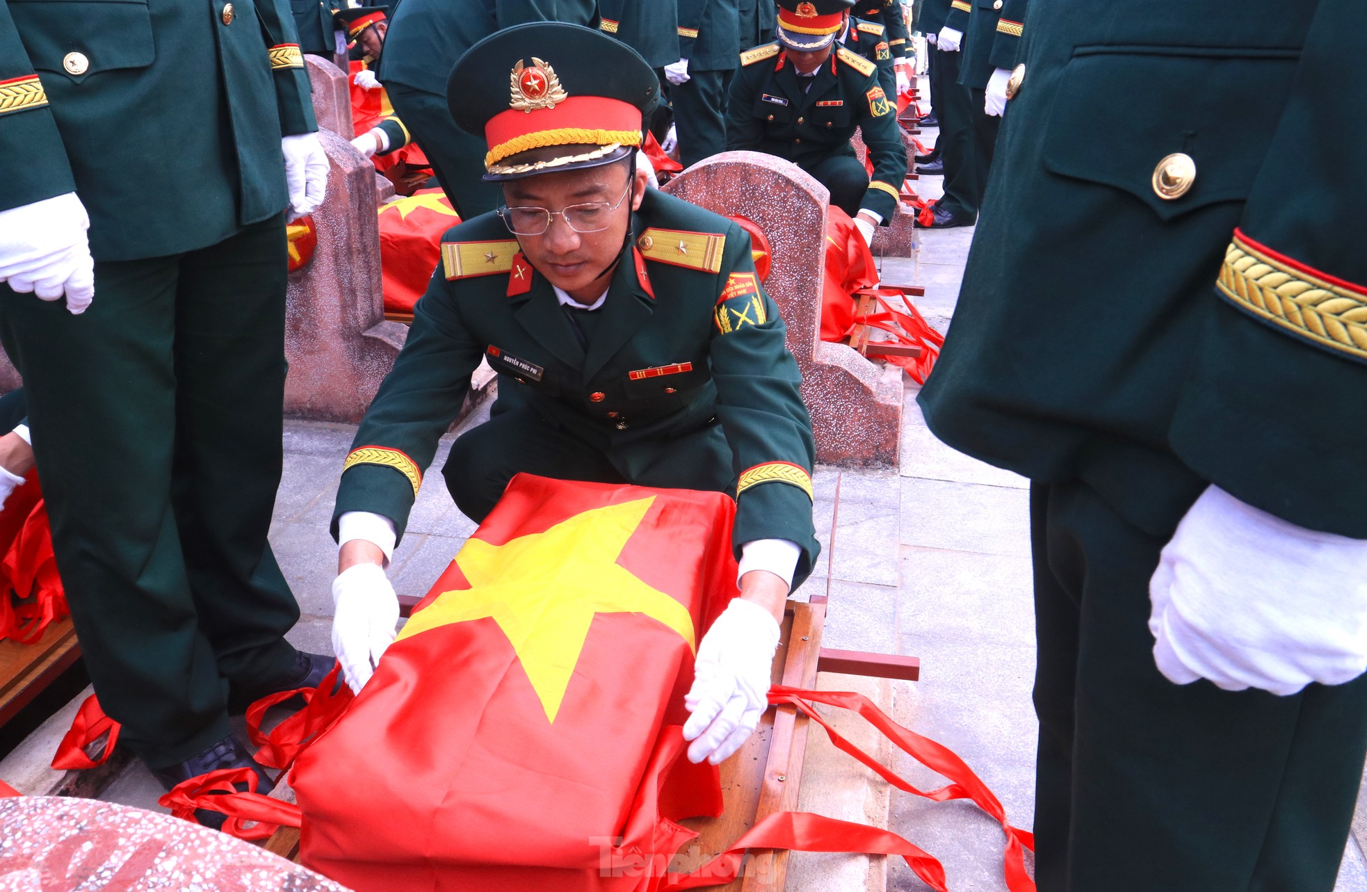 Trang trọng lễ an táng 76 liệt sĩ hy sinh ở Lào về với đất mẹ ảnh 16
