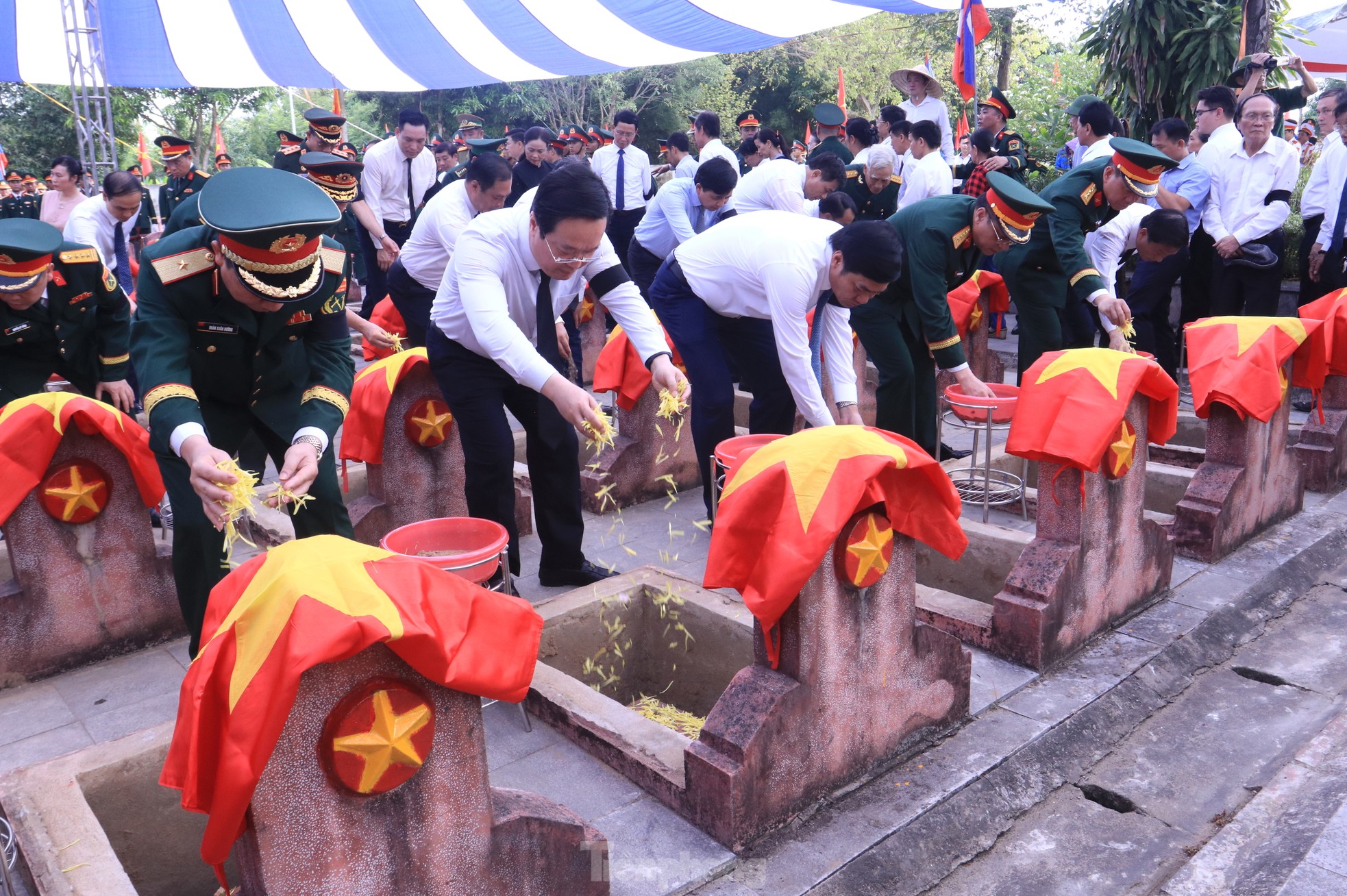 Trang trọng lễ an táng 76 liệt sĩ hy sinh ở Lào về với đất mẹ ảnh 19