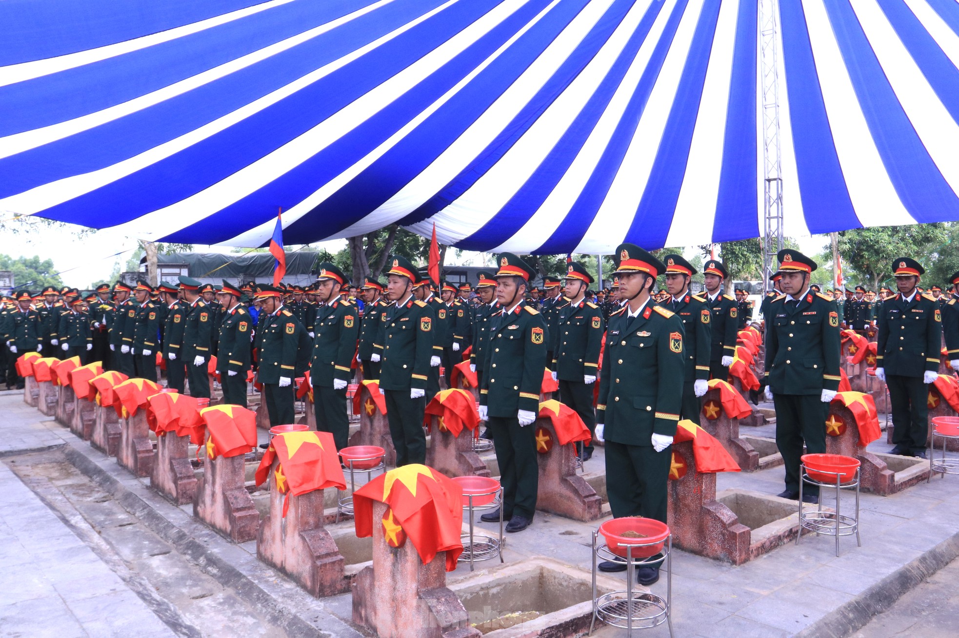 Trang trọng lễ an táng 76 liệt sĩ hy sinh ở Lào về với đất mẹ ảnh 18