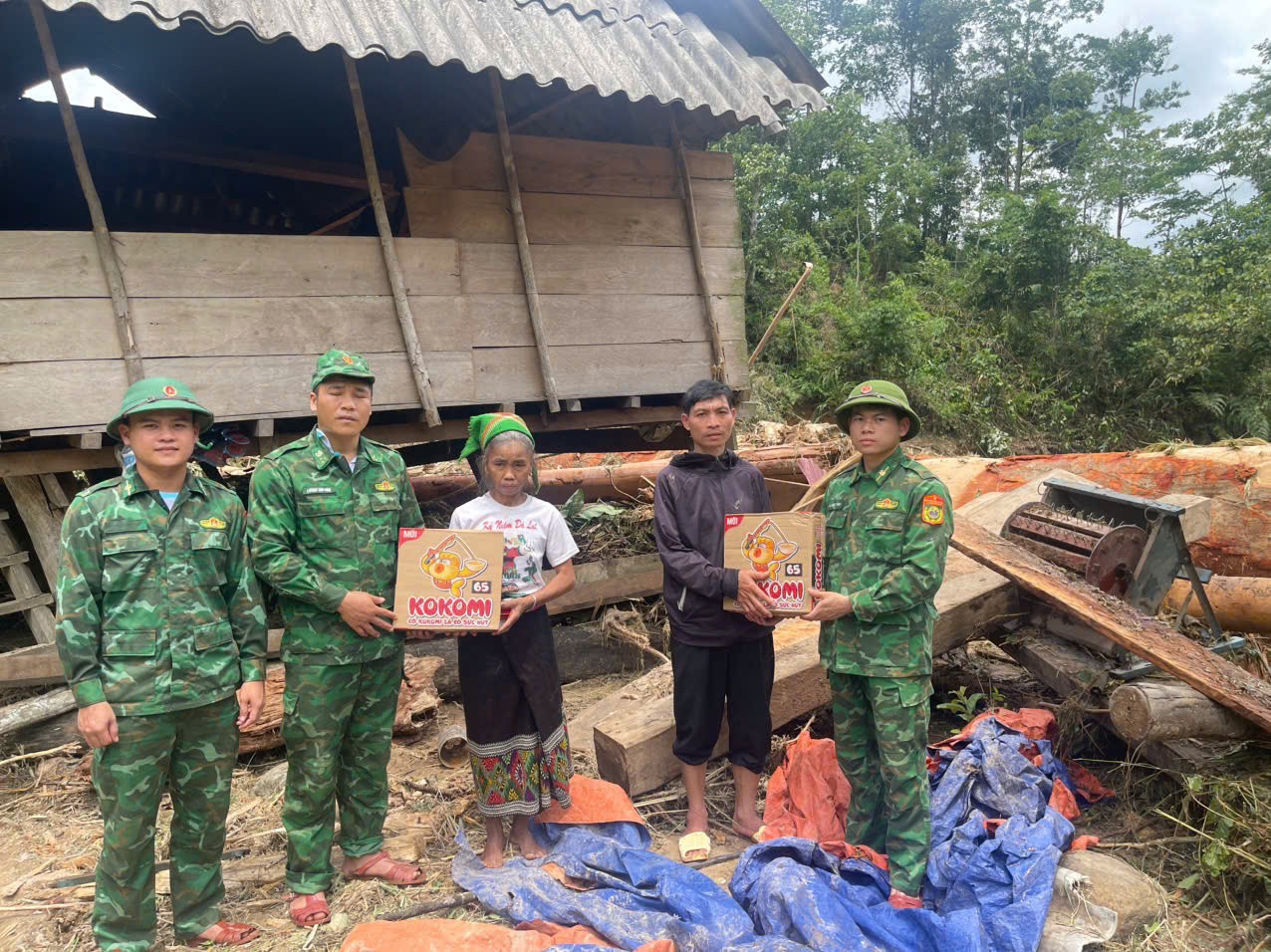 Cảnh tan hoang sau cơn lũ quét qua bản làng biên giới ở Nghệ An ảnh 17