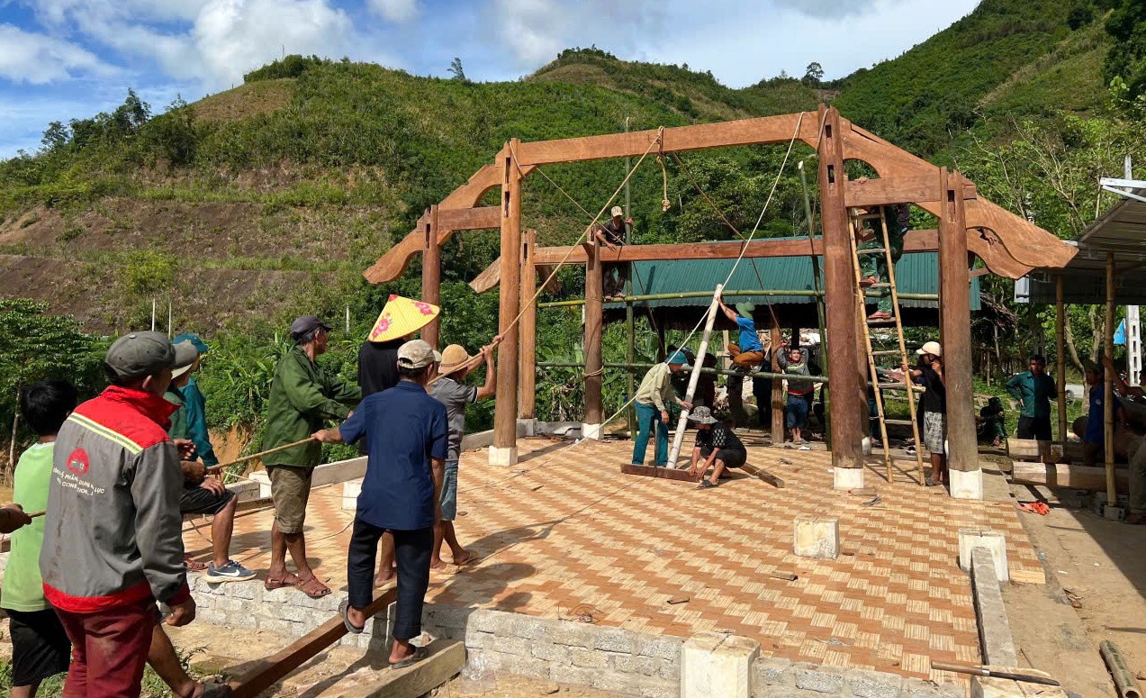 Thanh niên hỗ trợ người dân khắc phục hậu quả lũ quét ảnh 19
