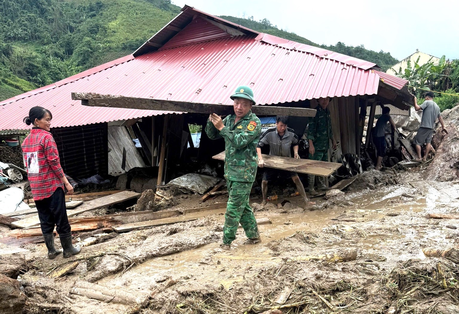 Thanh niên hỗ trợ người dân khắc phục hậu quả lũ quét ảnh 3