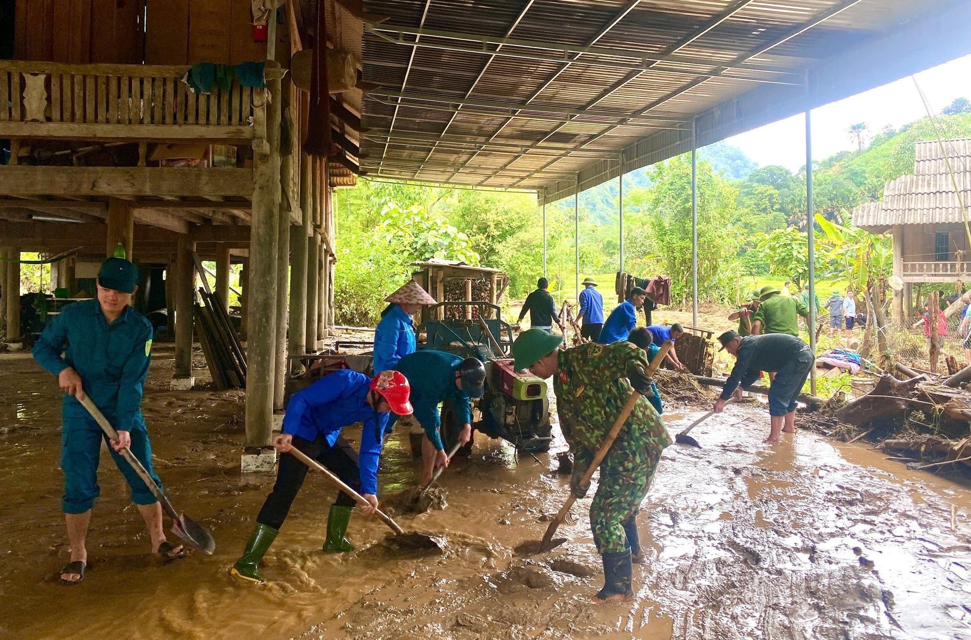 Thanh niên hỗ trợ người dân khắc phục hậu quả lũ quét ảnh 12