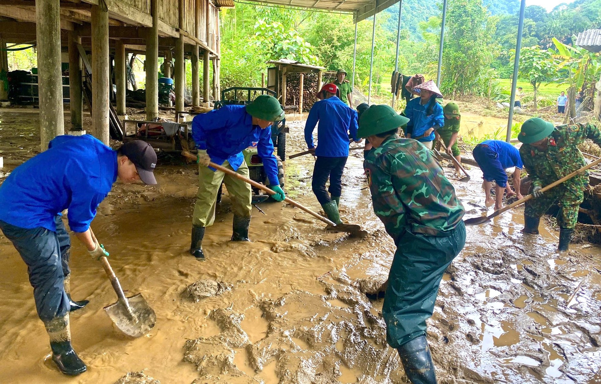 Thanh niên hỗ trợ người dân khắc phục hậu quả lũ quét ảnh 10