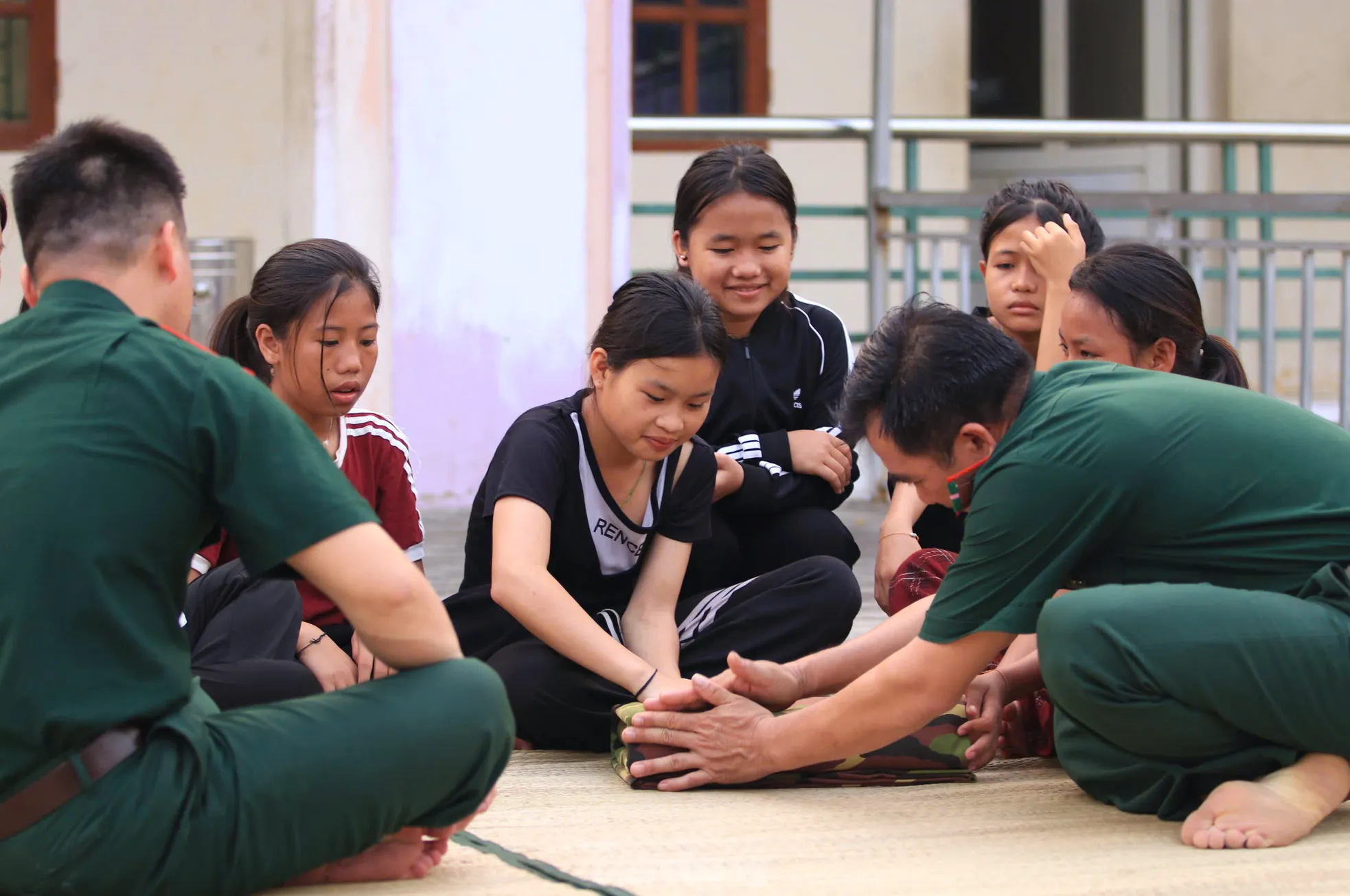 Những người bố mang quân hàm xanh đồng hành cùng các em học sinh dân tộc thiểu số ảnh 10