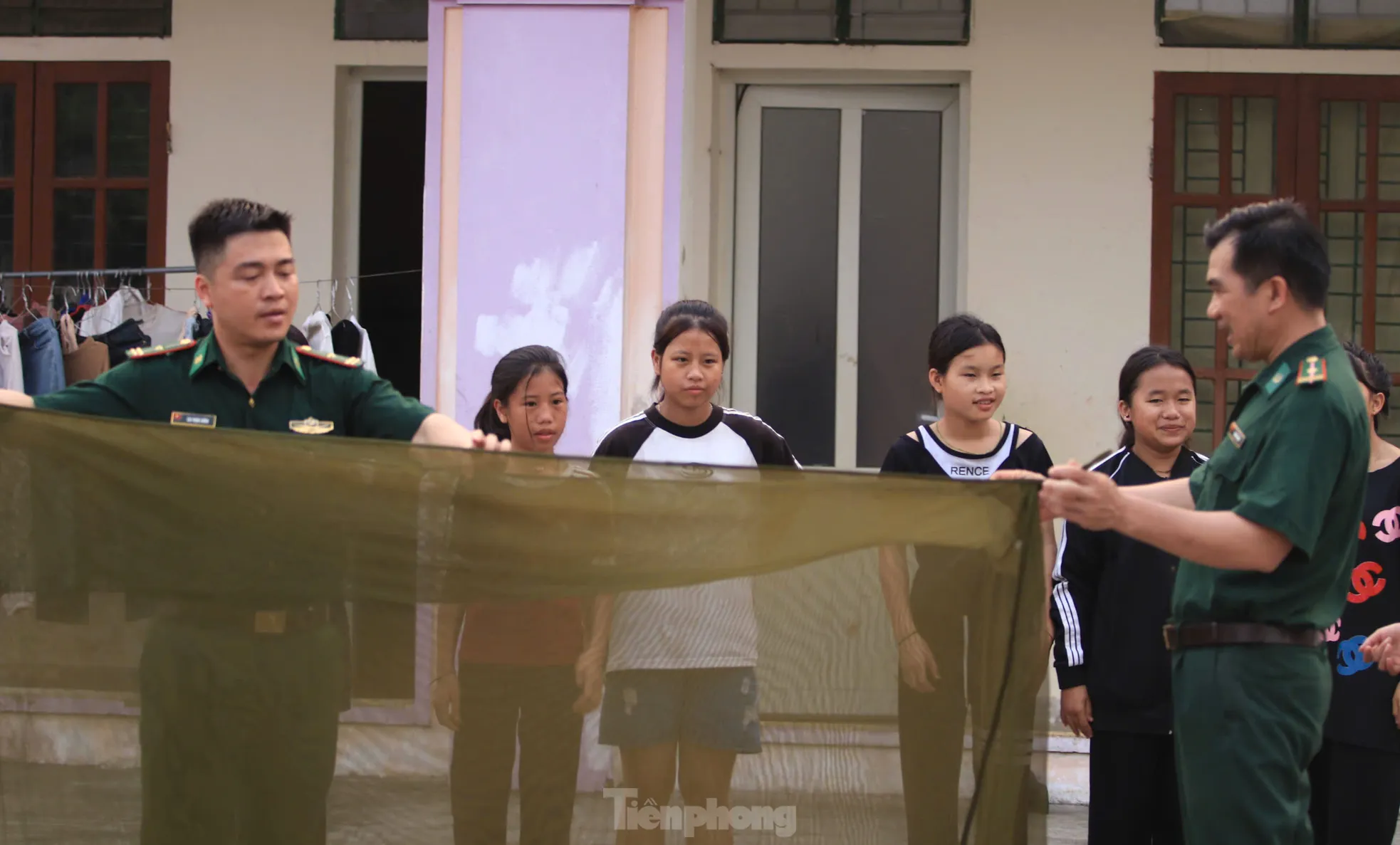 Những người bố mang quân hàm xanh đồng hành cùng các em học sinh dân tộc thiểu số ảnh 9
