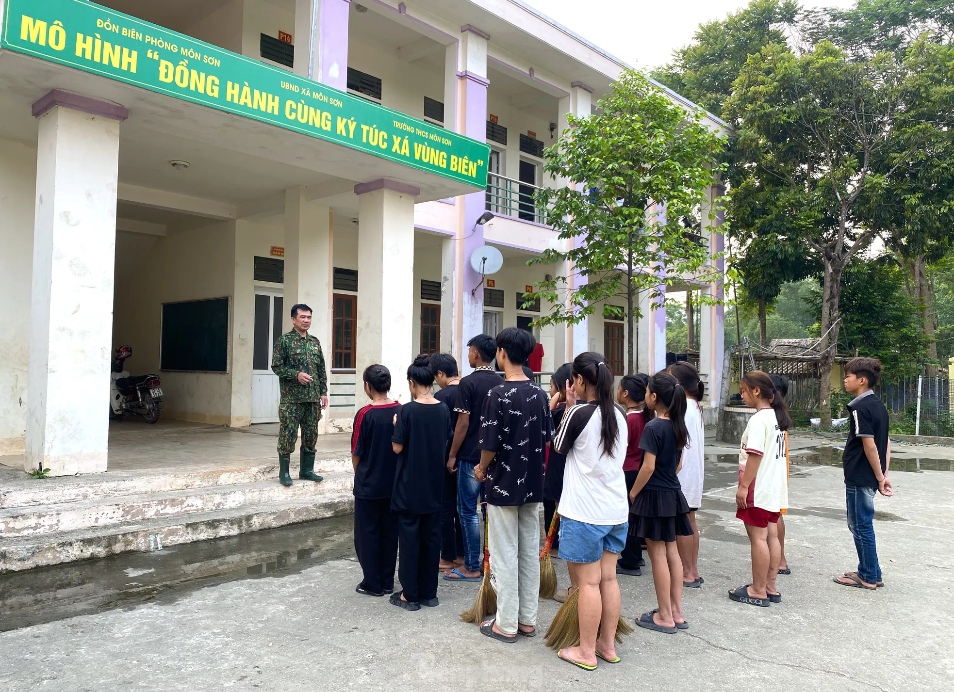 Những người bố mang quân hàm xanh đồng hành cùng các em học sinh dân tộc thiểu số ảnh 1