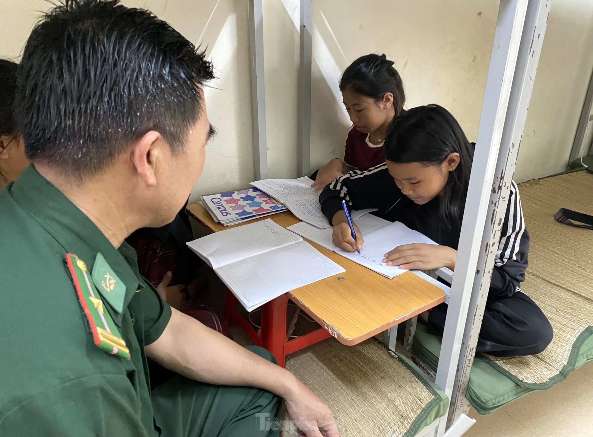 Những người bố mang quân hàm xanh đồng hành cùng các em học sinh dân tộc thiểu số ảnh 13