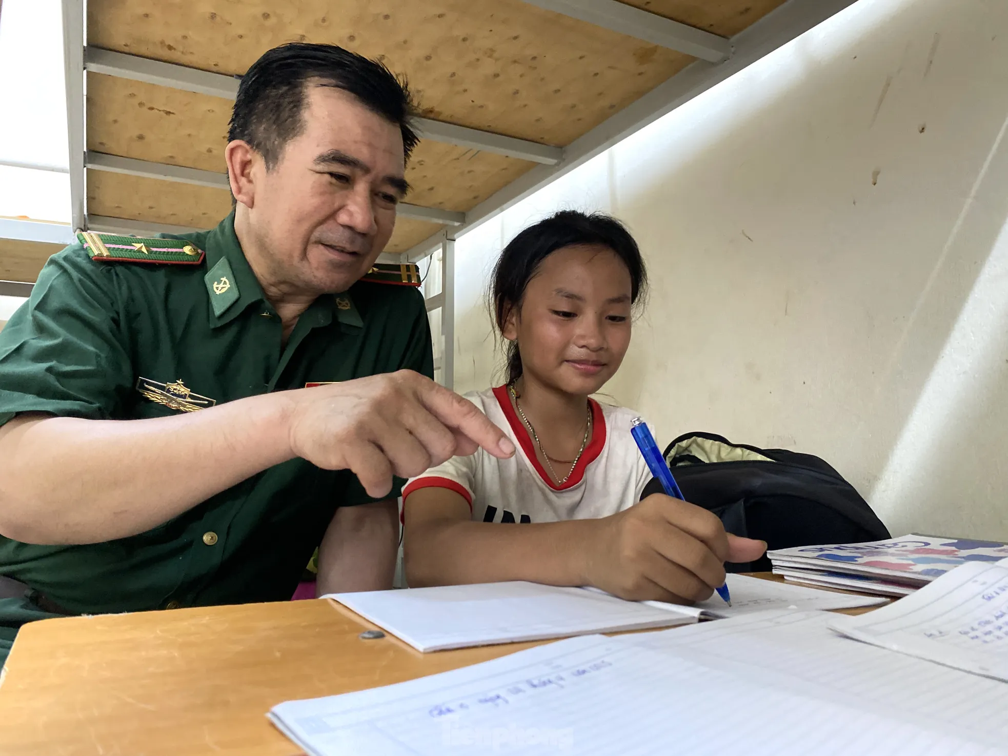 Những người bố mang quân hàm xanh đồng hành cùng các em học sinh dân tộc thiểu số ảnh 15