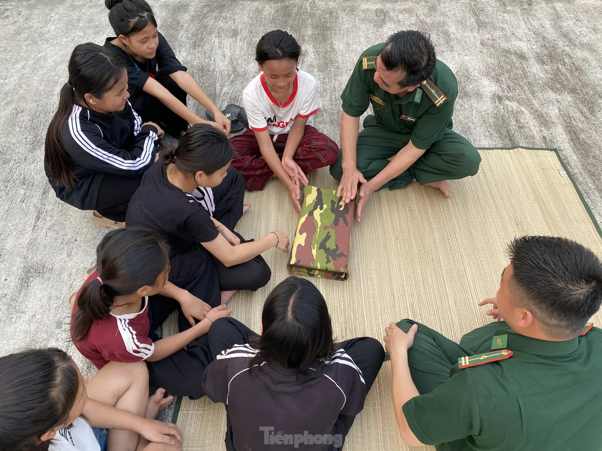 Những người bố mang quân hàm xanh đồng hành cùng các em học sinh dân tộc thiểu số ảnh 5