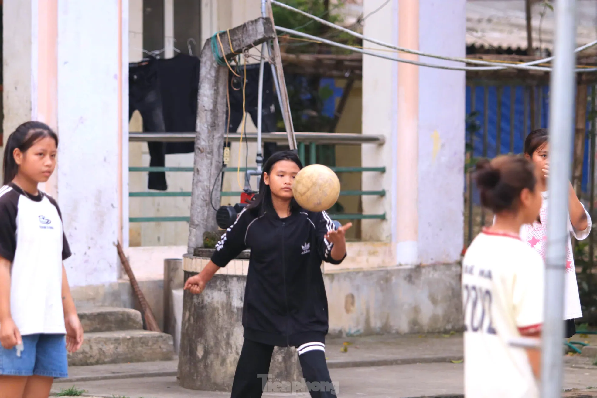Những người bố mang quân hàm xanh đồng hành cùng các em học sinh dân tộc thiểu số ảnh 19