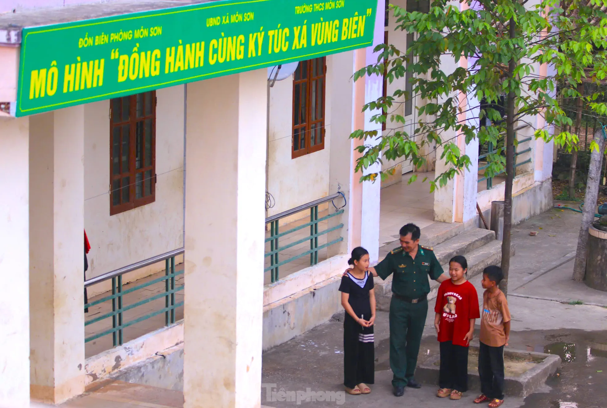 Những người bố mang quân hàm xanh đồng hành cùng các em học sinh dân tộc thiểu số ảnh 2