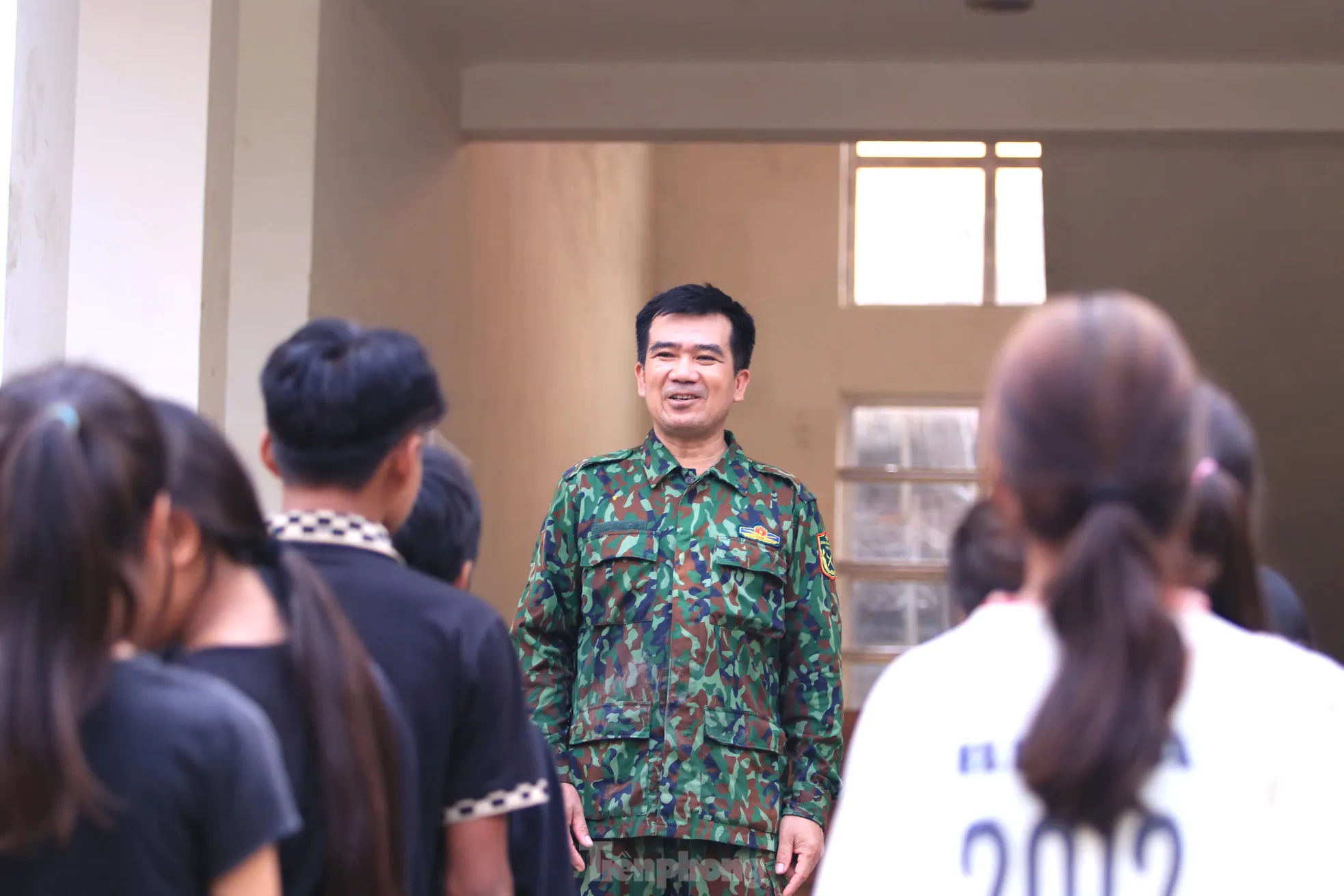 Những người bố mang quân hàm xanh đồng hành cùng các em học sinh dân tộc thiểu số ảnh 6