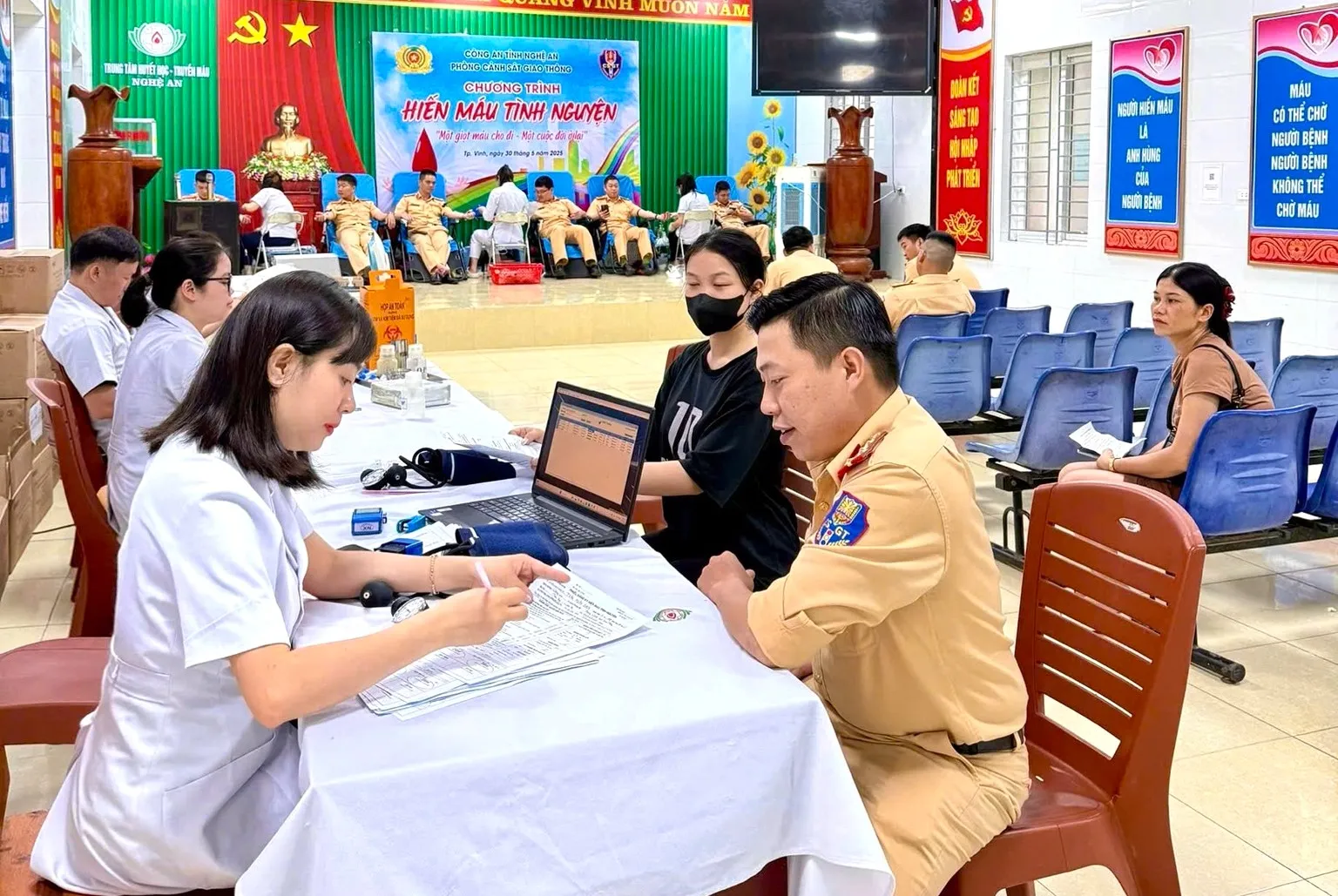 Nguồn dự trữ cạn kiệt, bệnh nhân mòn mỏi chờ máu để điều trị ảnh 1