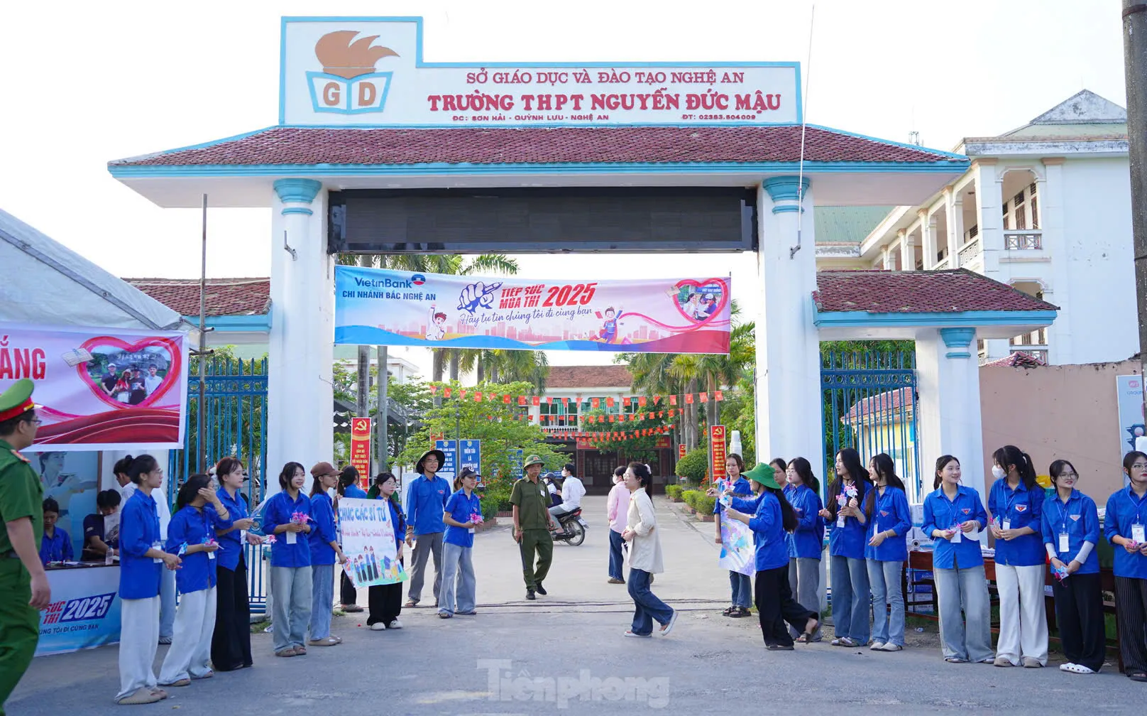 Sắc xanh tình nguyện đồng hành sĩ tử vượt vũ môn ảnh 1