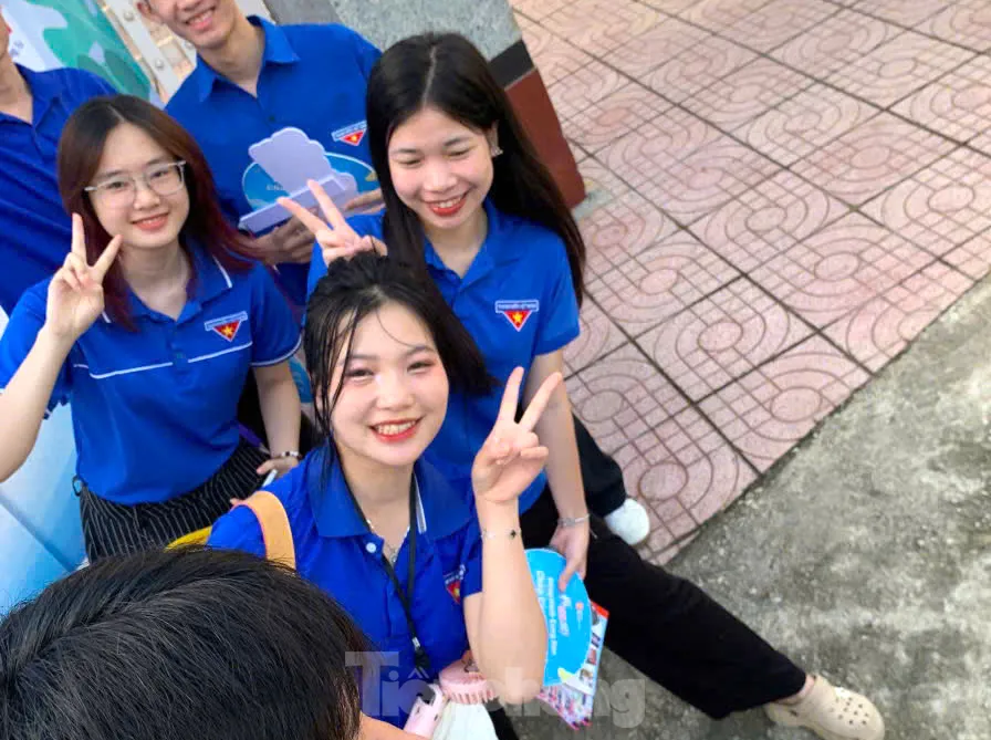 Bóng hồng tình nguyện tiếp sức mùa thi 2025 ảnh 17