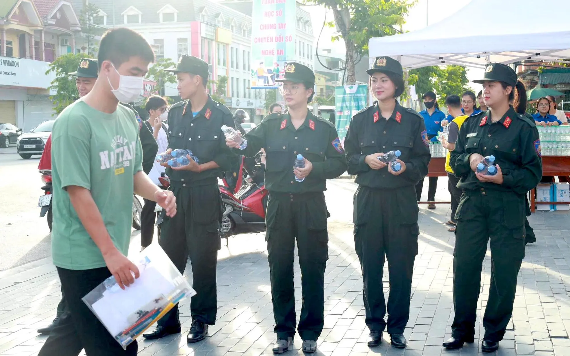 Bóng hồng tình nguyện tiếp sức mùa thi 2025 ảnh 12