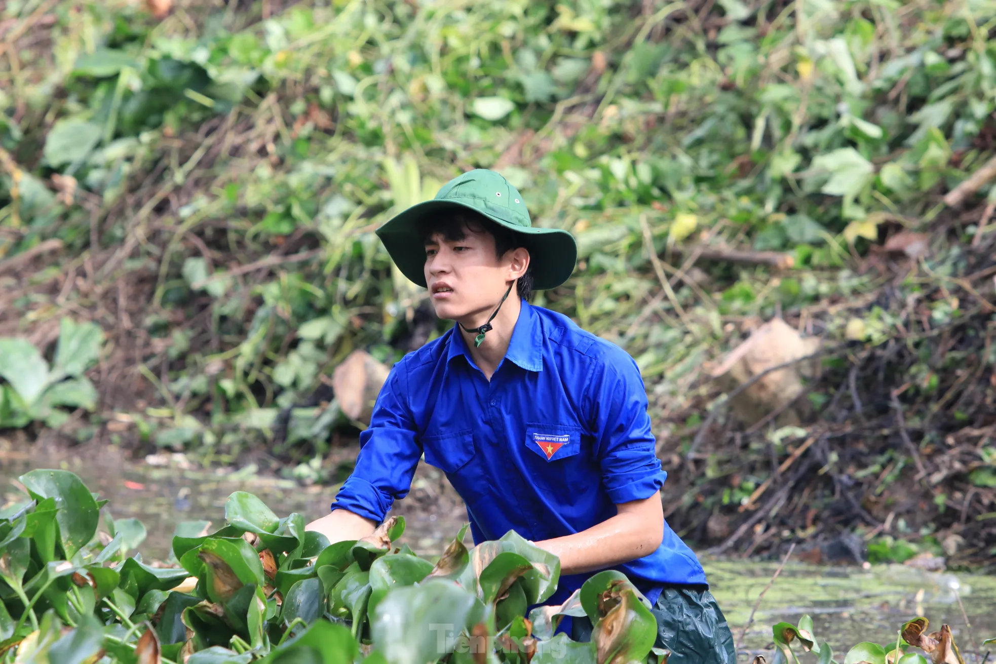 Tuổi trẻ Nghệ An dầm mình dưới nước nạo vét, làm sạch khe suối ảnh 22