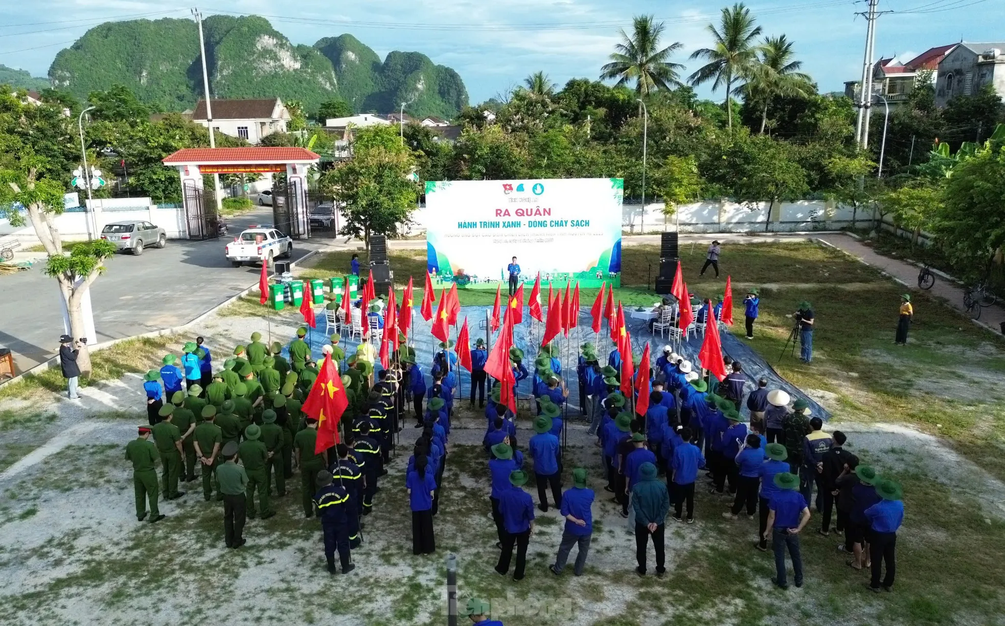 Tuổi trẻ Nghệ An dầm mình dưới nước nạo vét, làm sạch khe suối ảnh 1