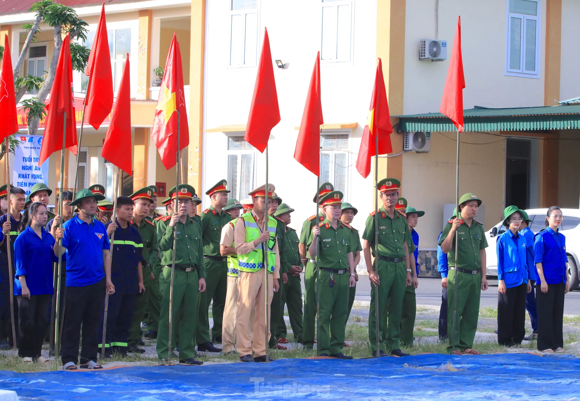 Tuổi trẻ Nghệ An dầm mình dưới nước nạo vét, làm sạch khe suối ảnh 4