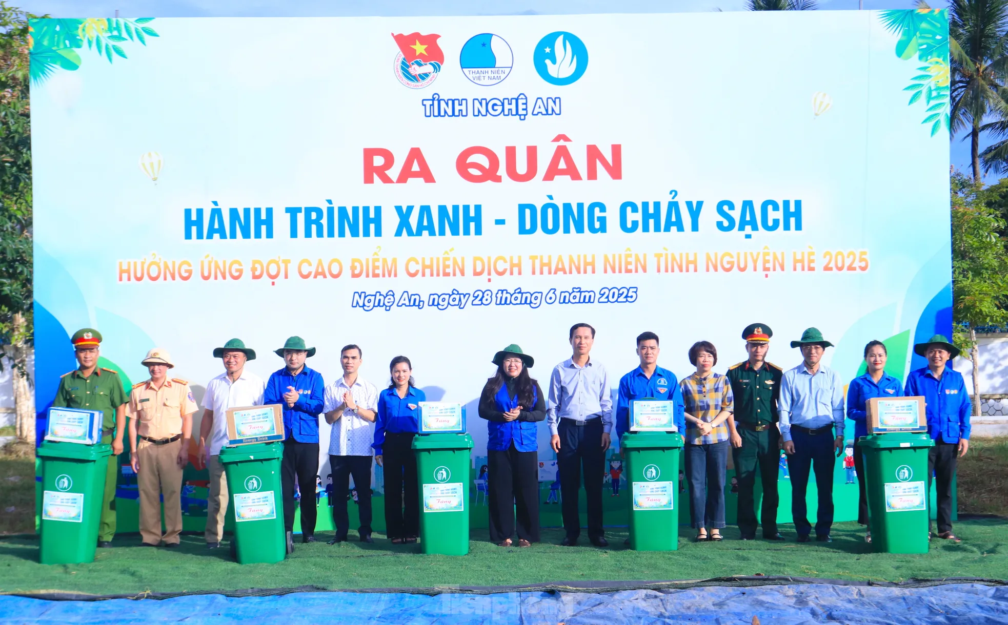 Tuổi trẻ Nghệ An dầm mình dưới nước nạo vét, làm sạch khe suối ảnh 6
